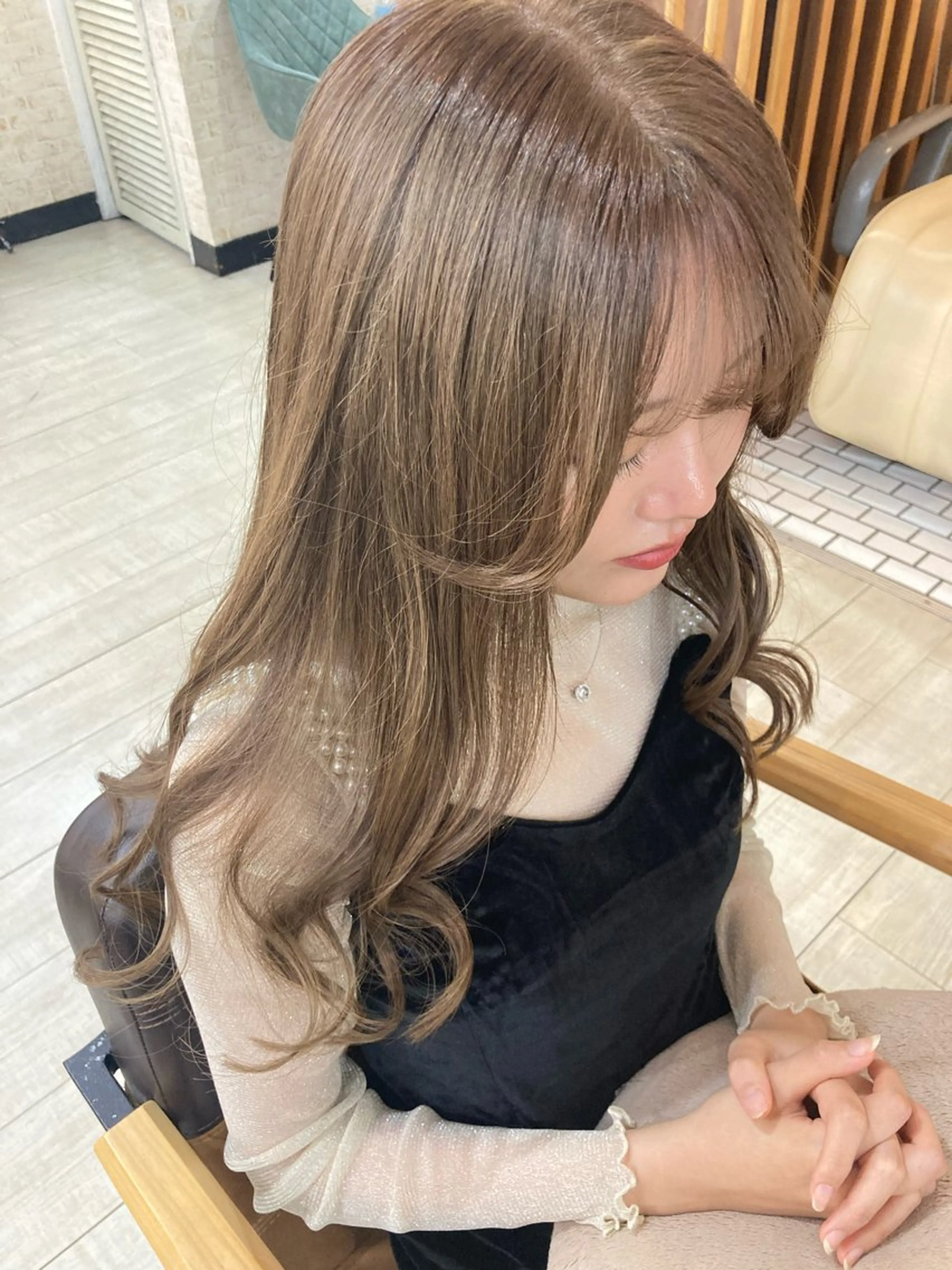 ロング カラー ロングレイヤー ベージュカラー ミルクティーベージュ レイヤーカット ロング カット ヘアカラー AdeLaide Hair所属・Mina Akiyamaのヘアスタイル