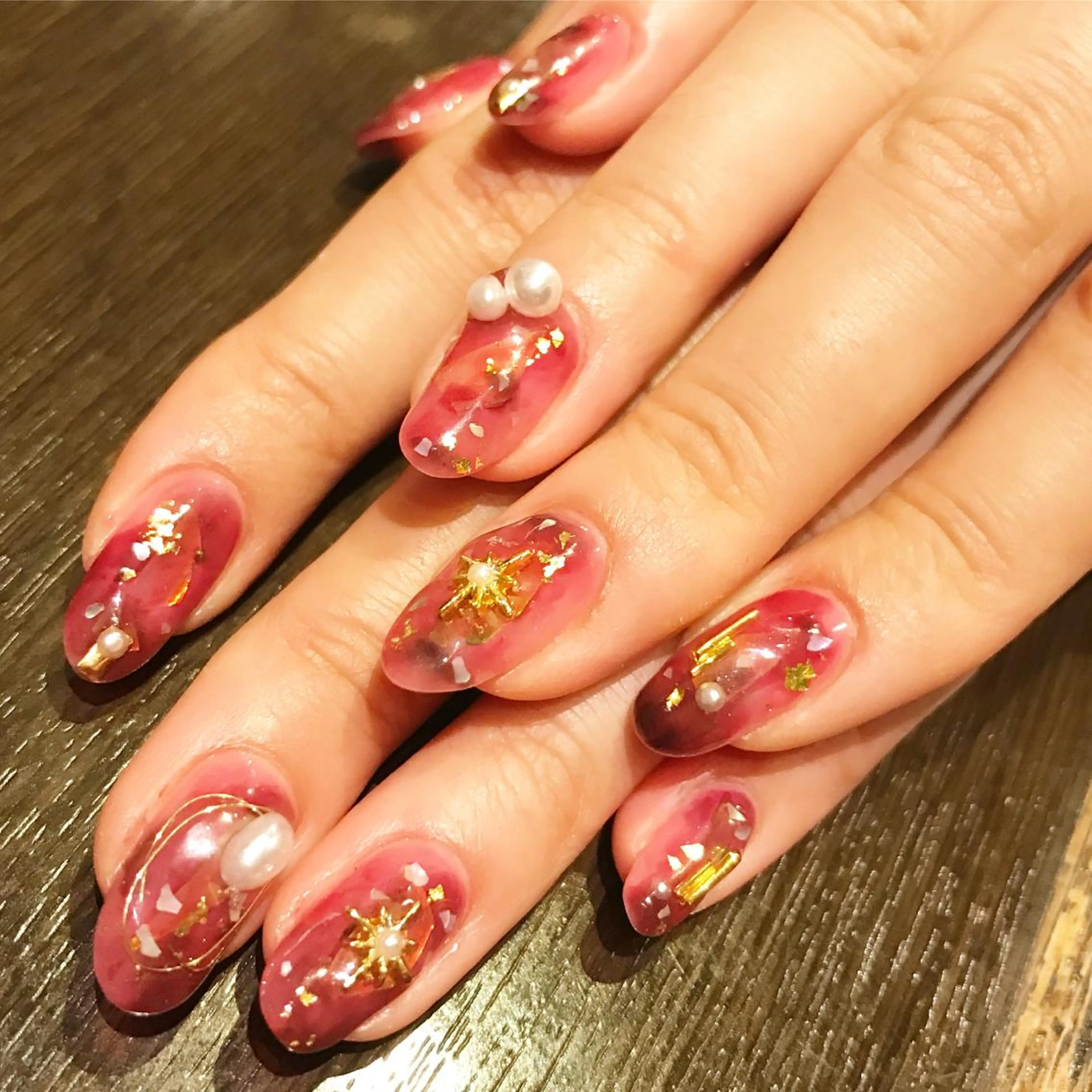 ネイル べっ甲ネイル 赤色 maggienail所属・Maggie Nagisaのネイルデザイン