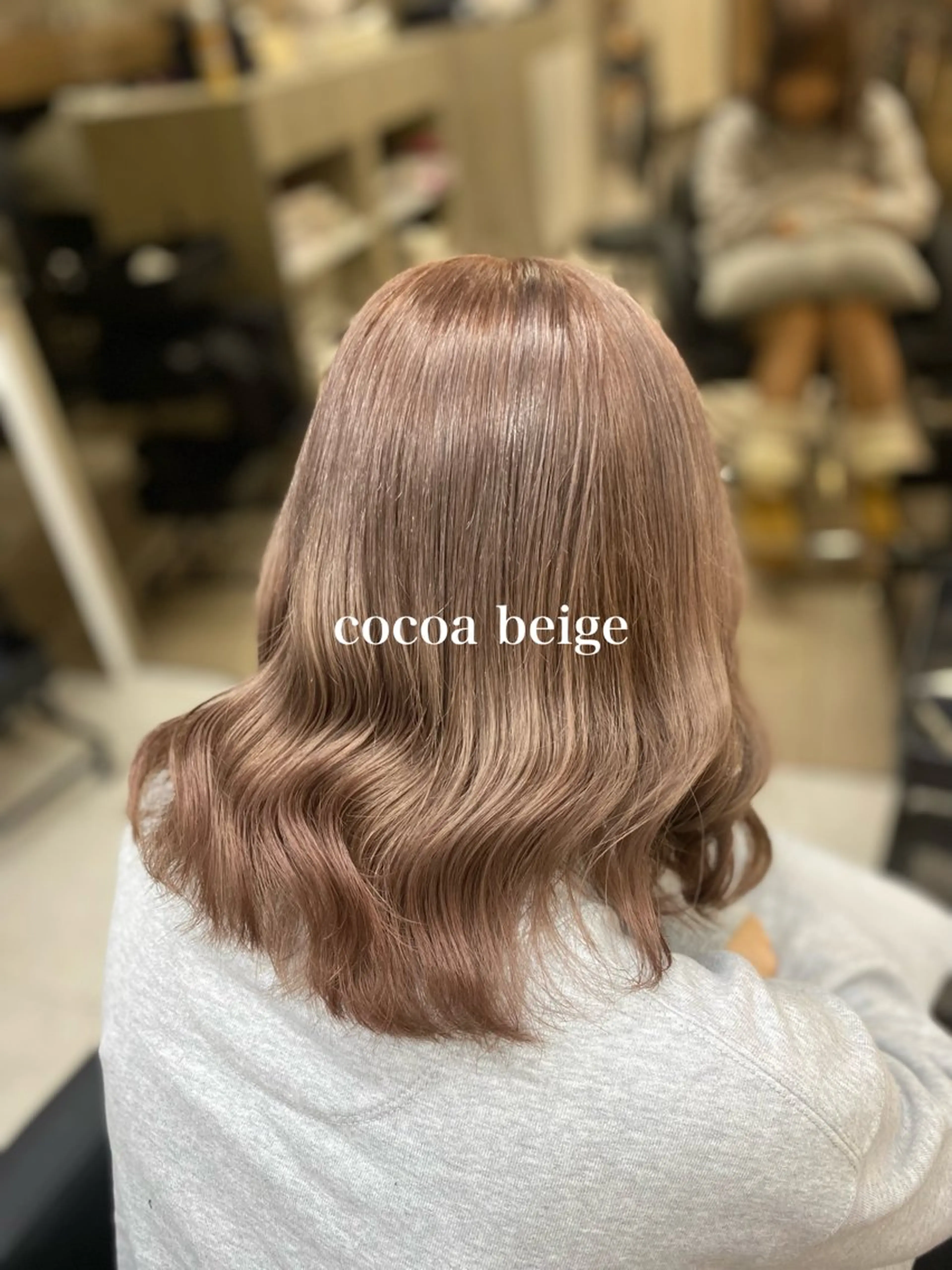 ミディアム カラー ベージュカラー ブリーチ ココアベージュ 「似合わせ/髪質改善 《ワタル》」のヘアスタイル