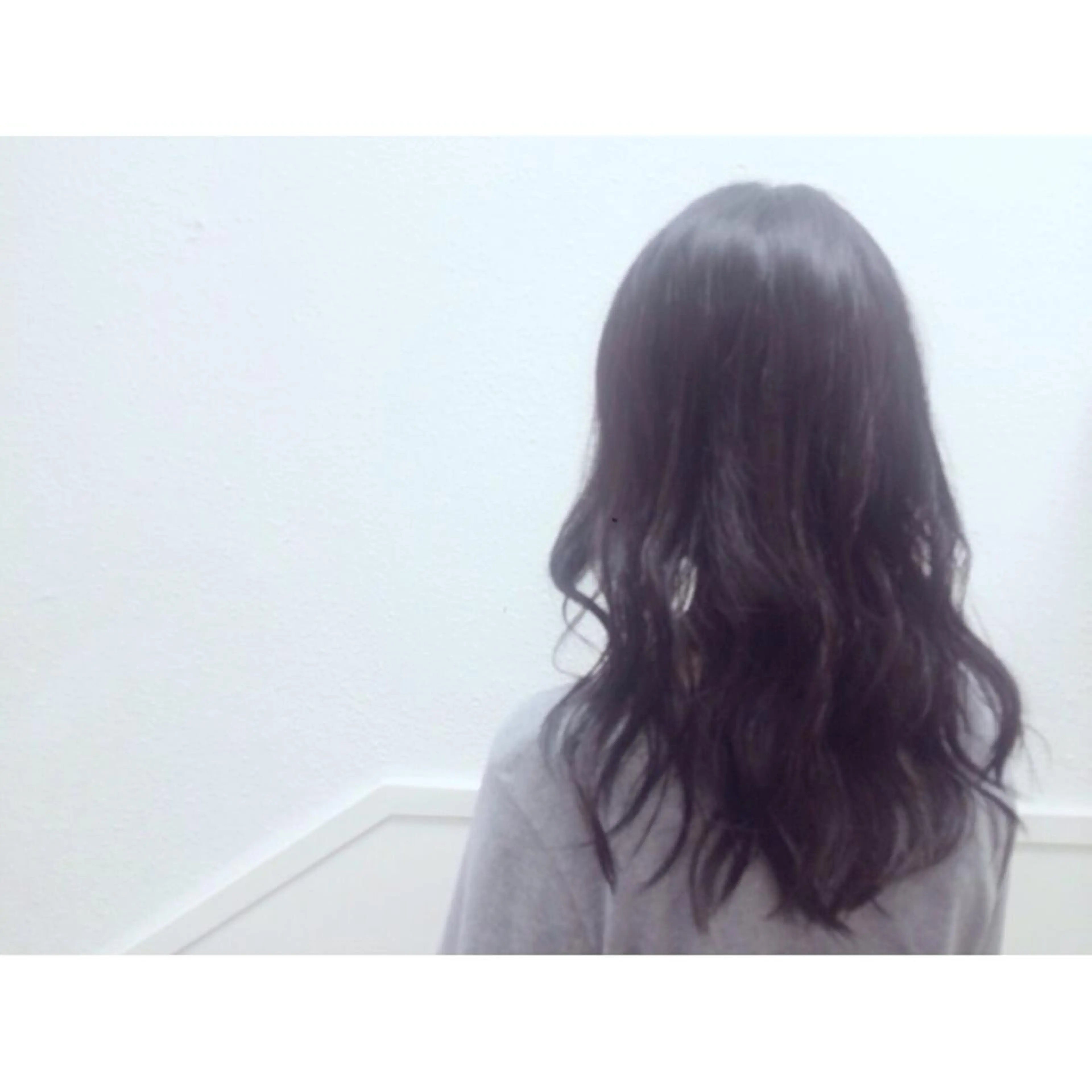 セミロング ロング カラー ダークグレー にった みずきのヘアスタイル