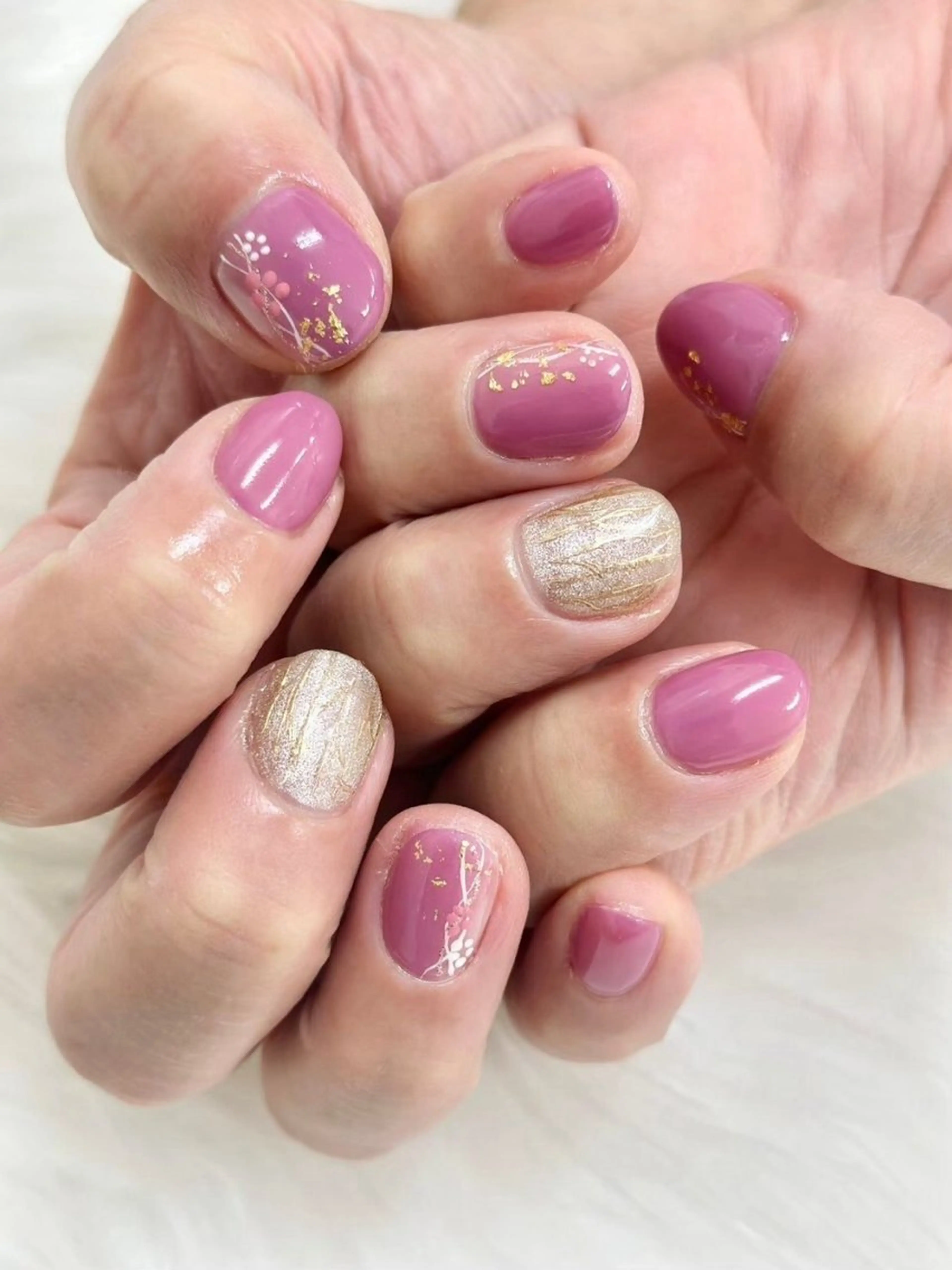 ネイル パープル ショートネイル カラーズビューティサロン所属・ツノスエアヤカ ／つののネイルデザイン