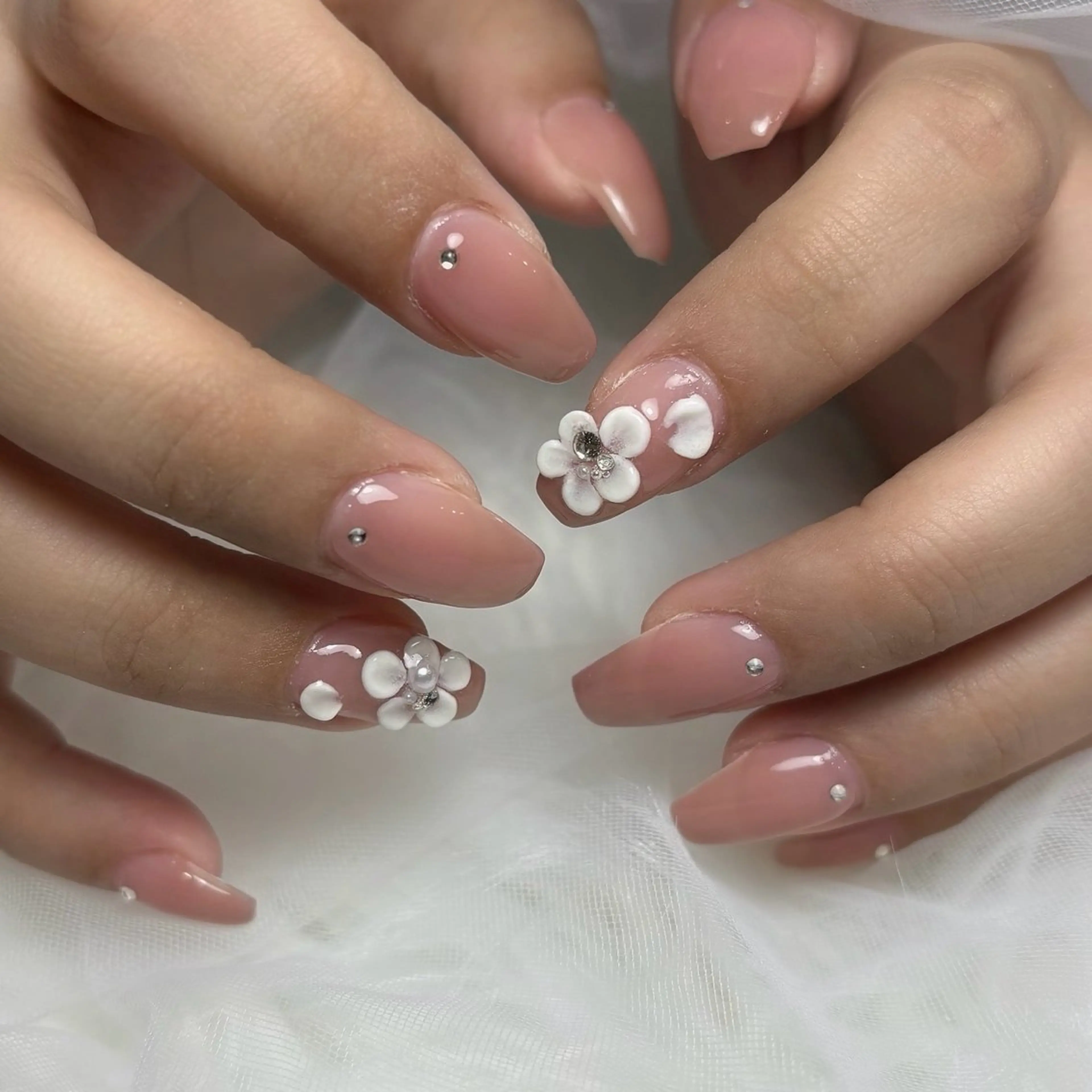 ネイル ストーンネイル ハンドネイル ソルネイルアンドアイラッシュ所属・山田 茉世のネイルデザイン