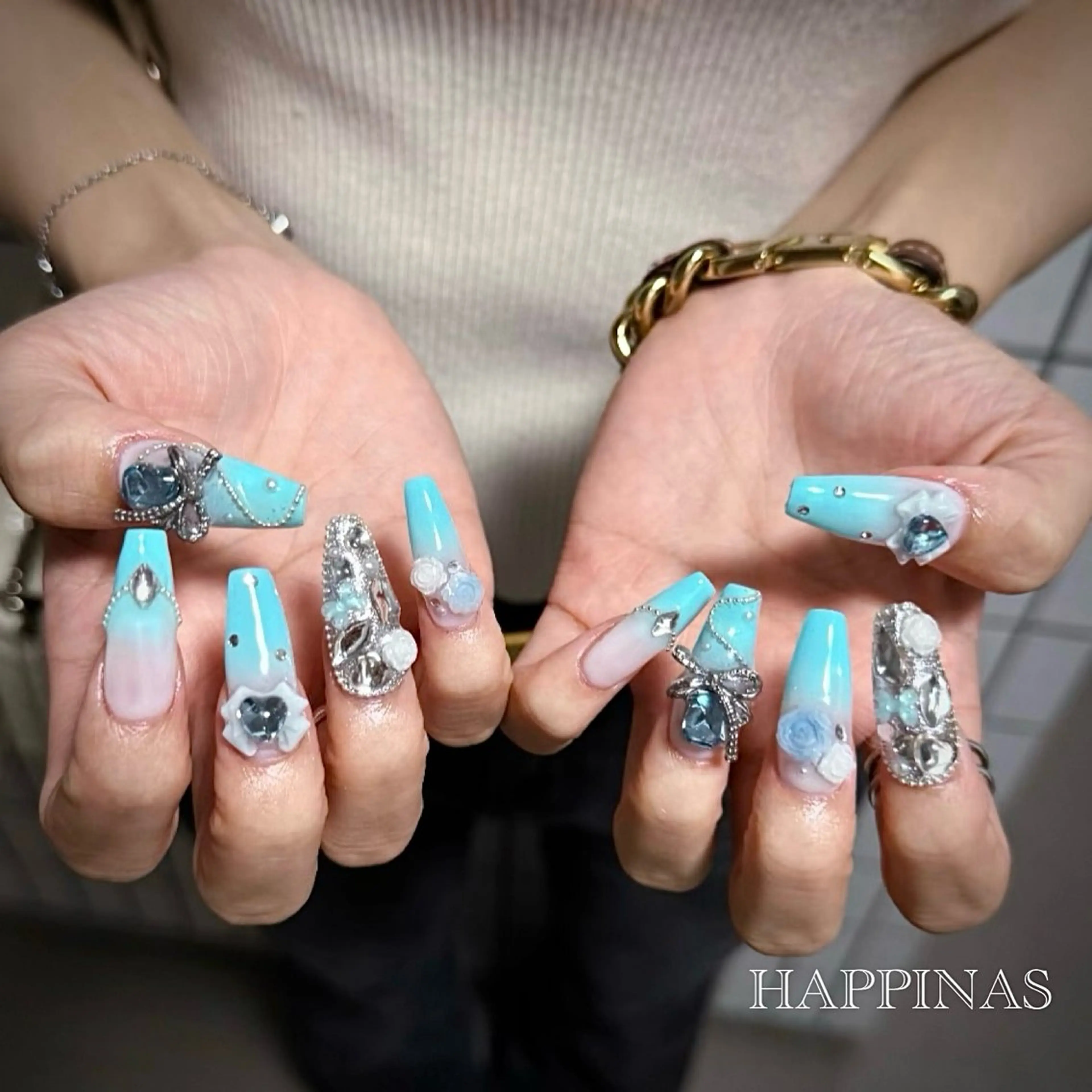 ネイル ブルー ゴージャス リボン スカルプネイル 夏ネイル ハンドネイル HAPPINAS ののかのネイルデザイン