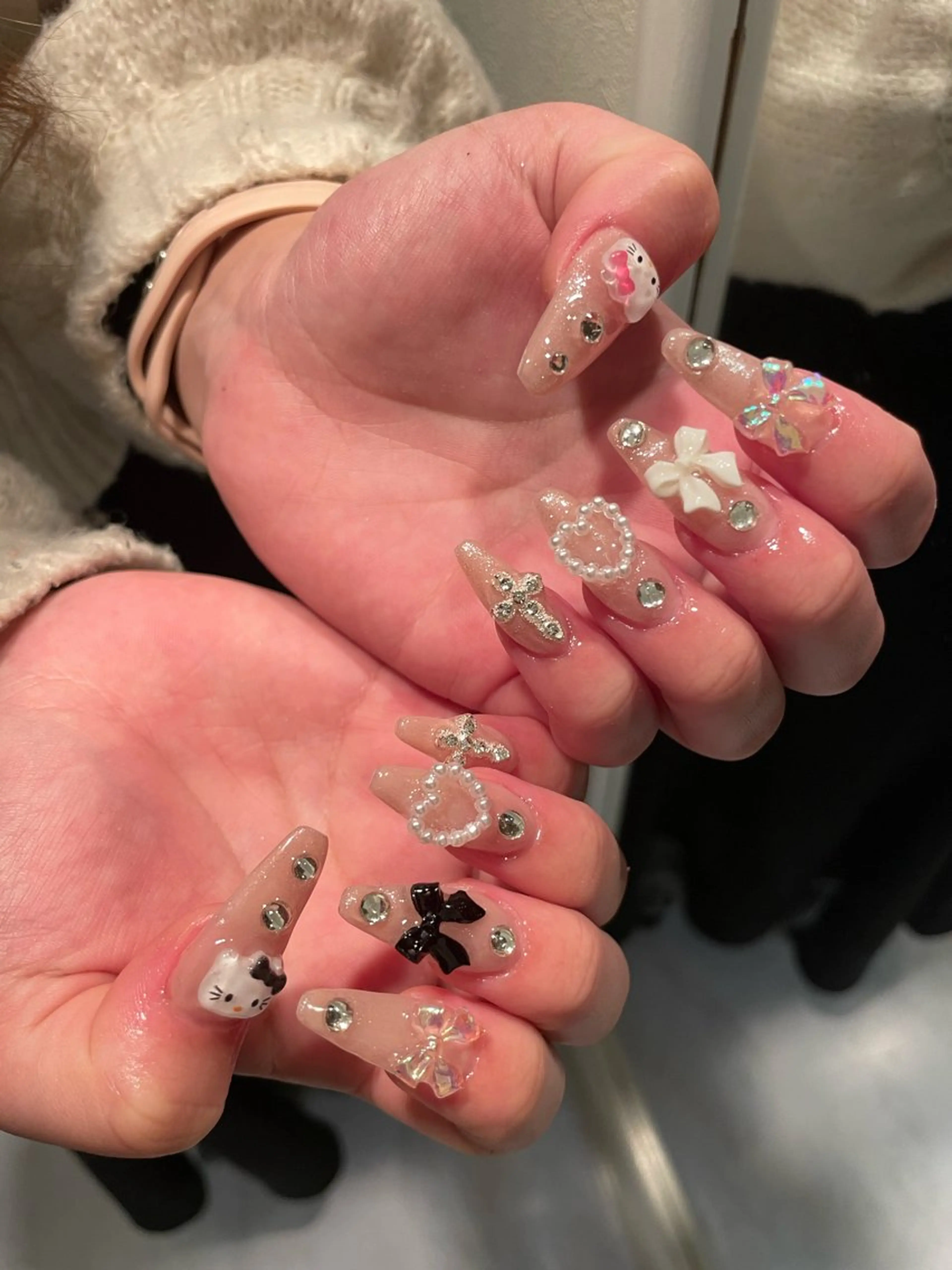 ネイル フレンチネイル ガーリー キラキラネイル 韓国ネイル ロングネイル ハンドネイル Nail salon 🎀Angeのネイルデザイン