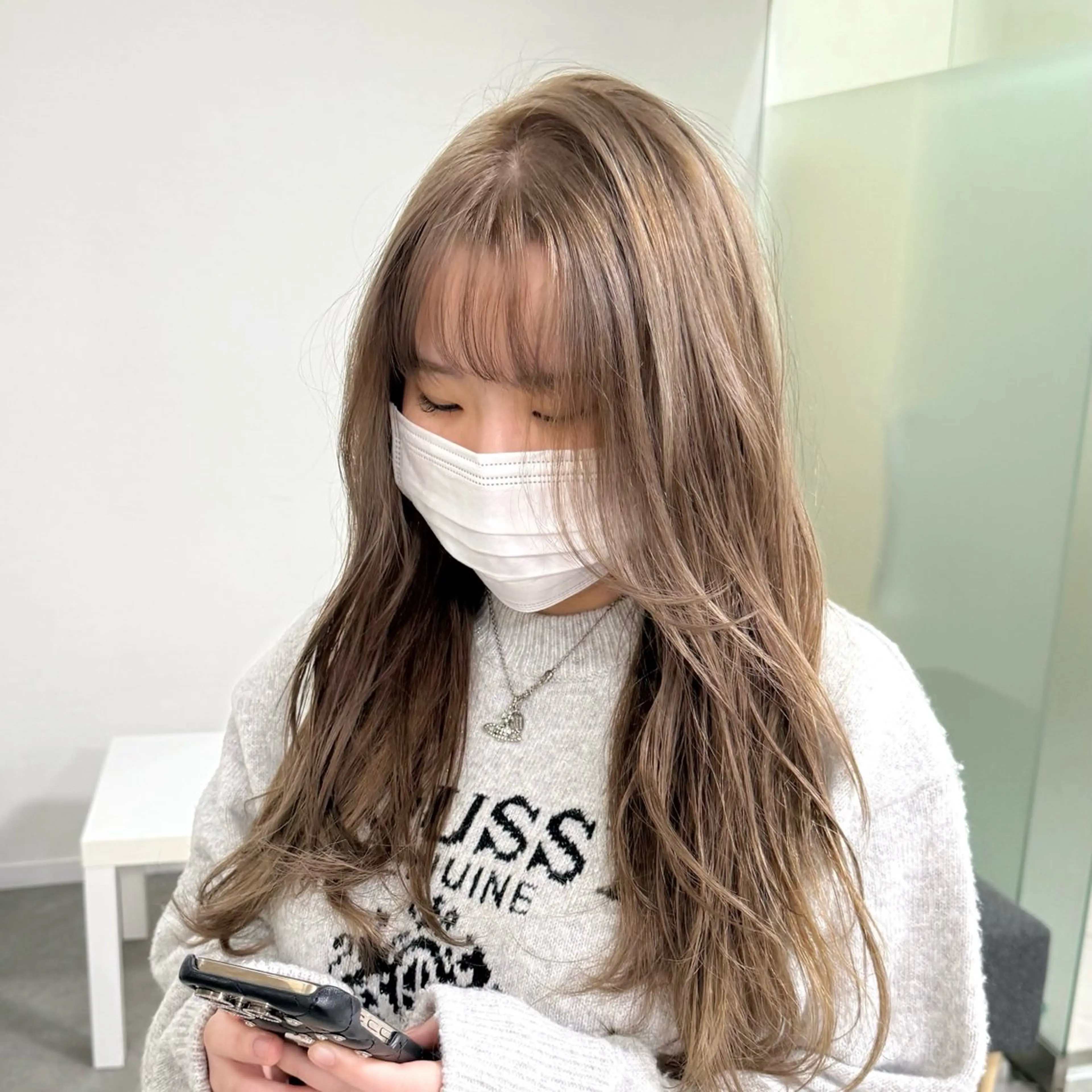 ロング カラー アッシュ ミルクティーアッシュ ヘアカラー 鶴 姫菜のヘアスタイル