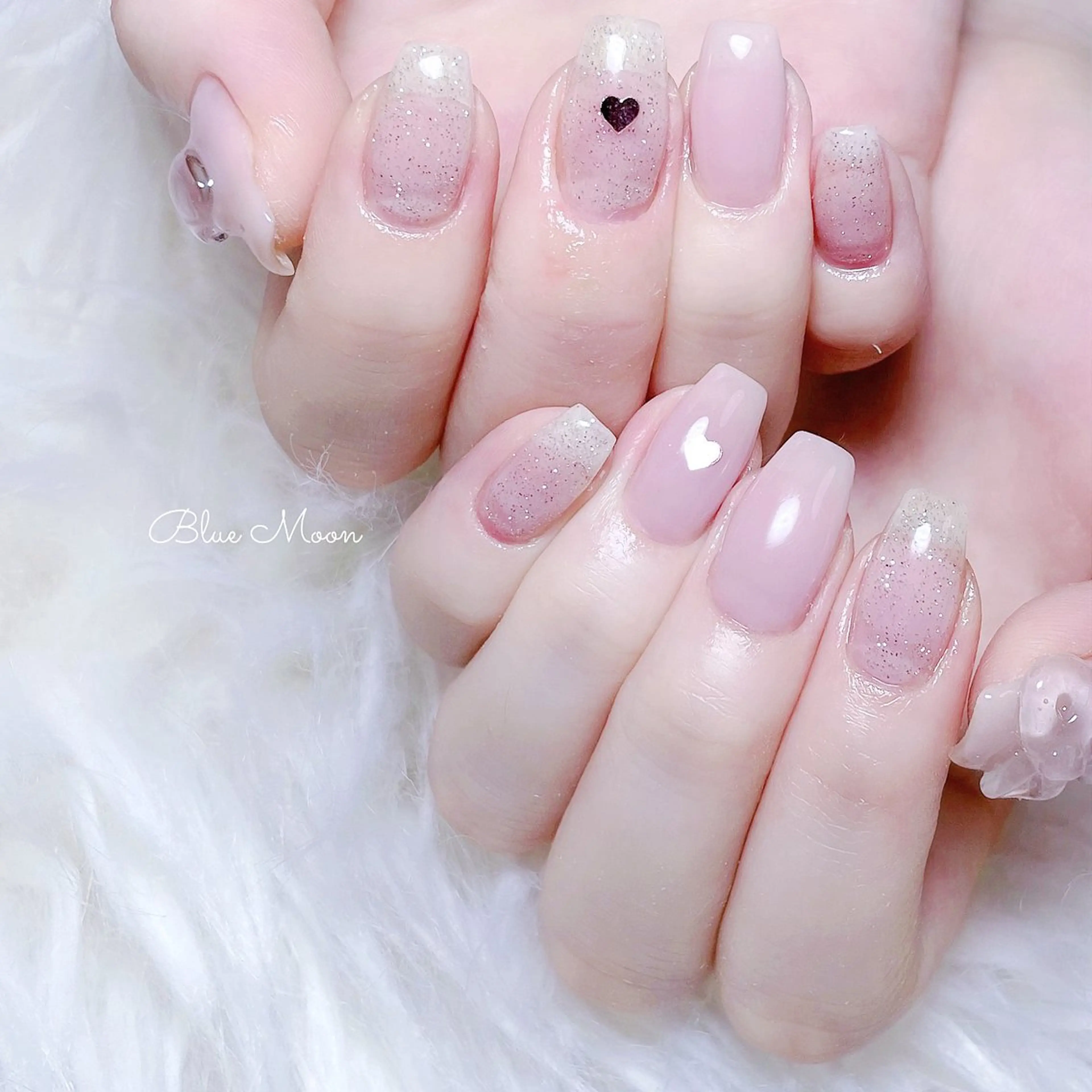 ネイル ハート ホログラムネイル リボン ハンドネイル フットネイル ハンドケア nail salon Blue Moonのネイルデザイン