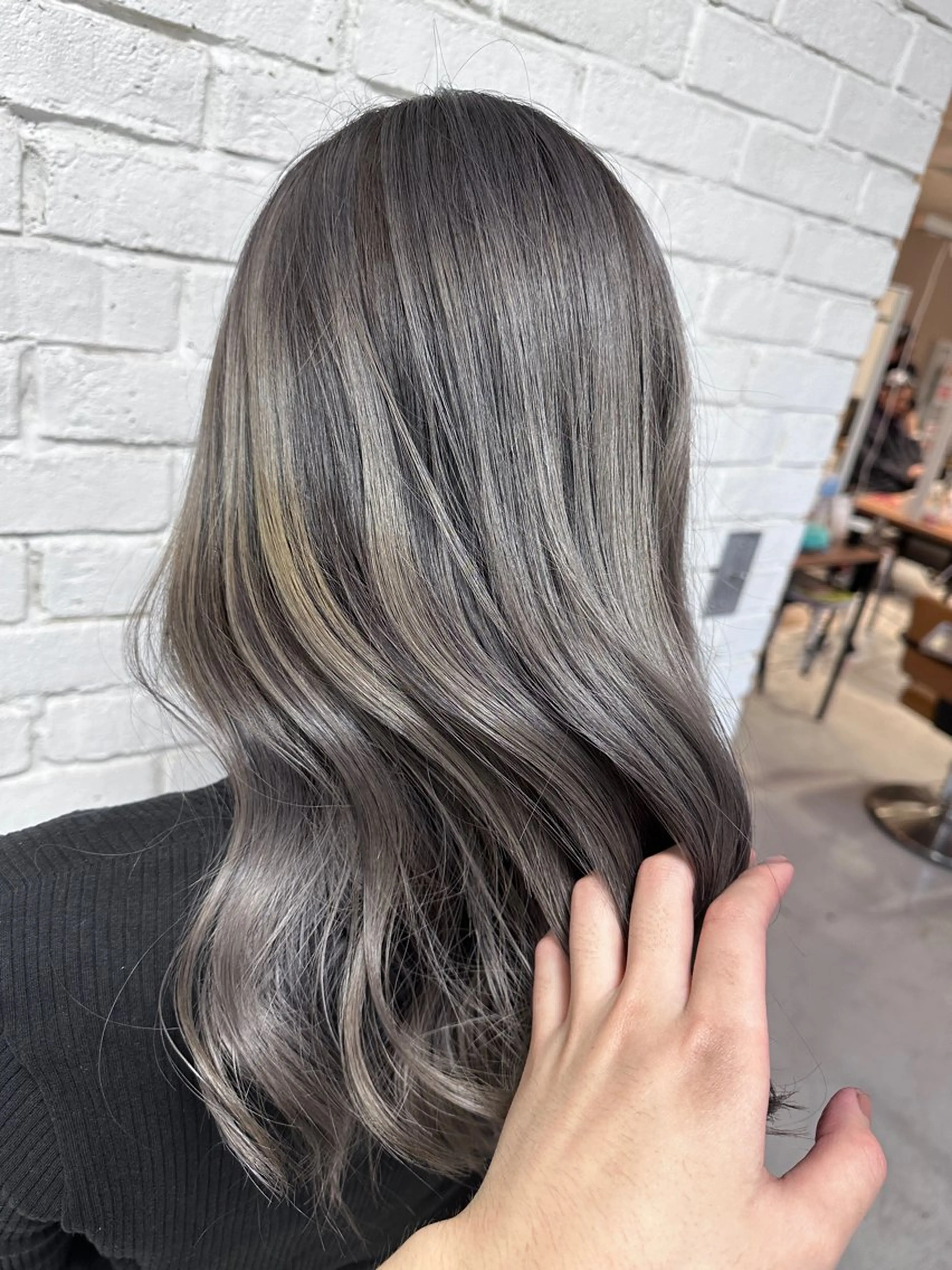 ロング カラー バレイヤージュ グレージュ レイヤーカット レイヤーブリーチ特化 ホワイト専門/岸のヘアスタイル