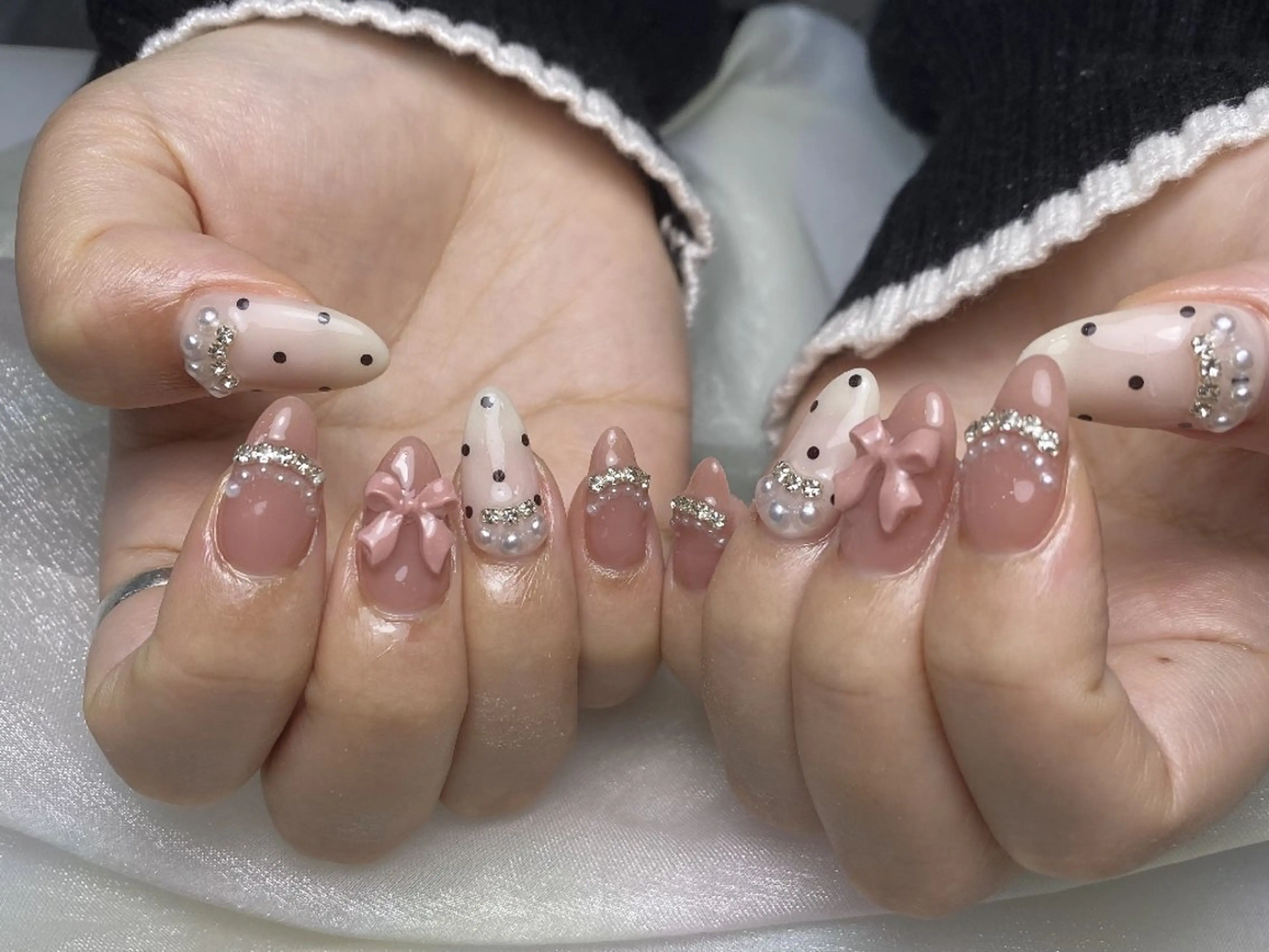ネイル チークネイル フレンチネイル ジェルネイル ガーリー キラキラネイル ハンドネイル UM Nail Salonのネイルデザイン