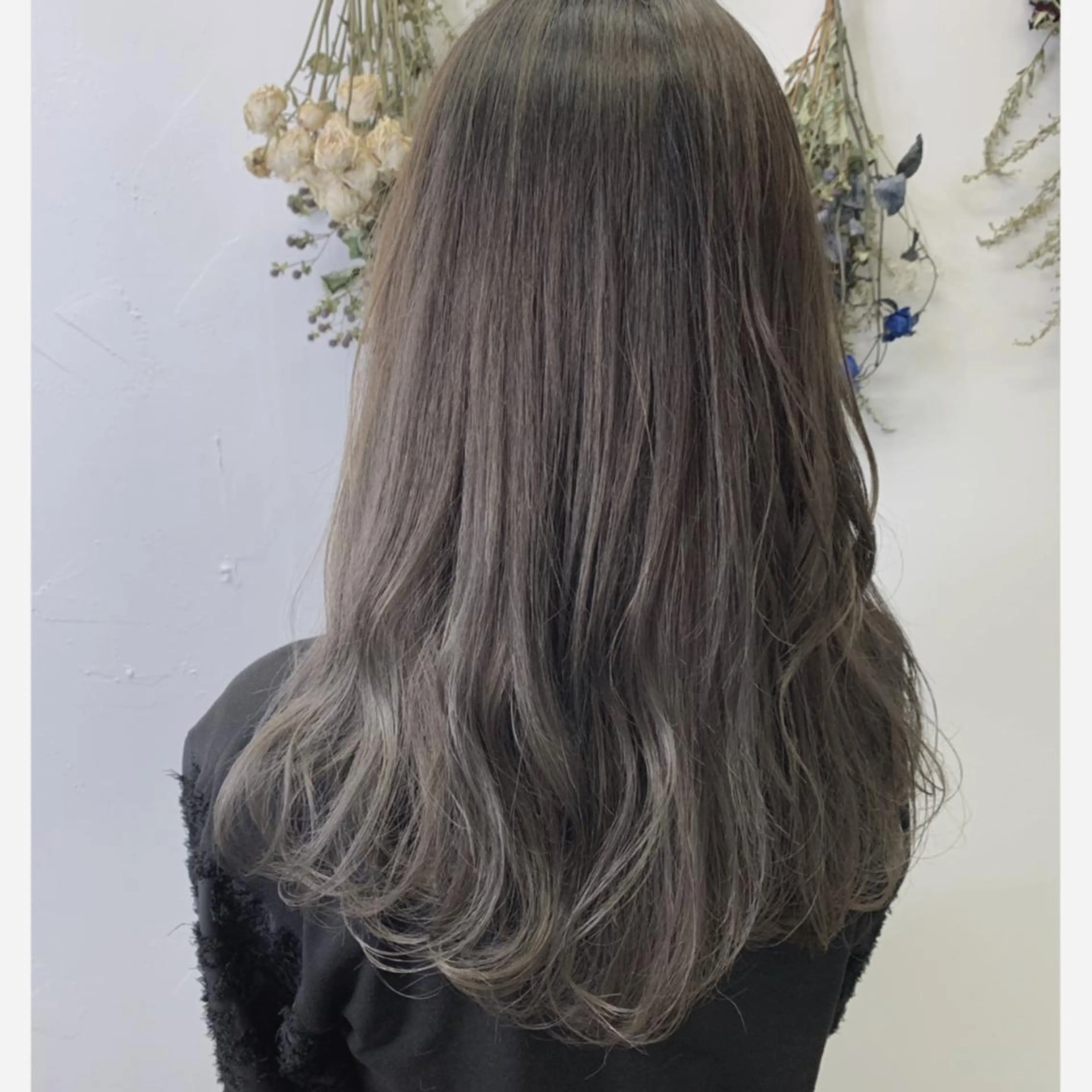 ロング カラー アッシュ デザインカラー グレージュ ハイライトカラー ハイライト ヘアカラー トリートメント newi 京橋 【yuuki】のヘアスタイル