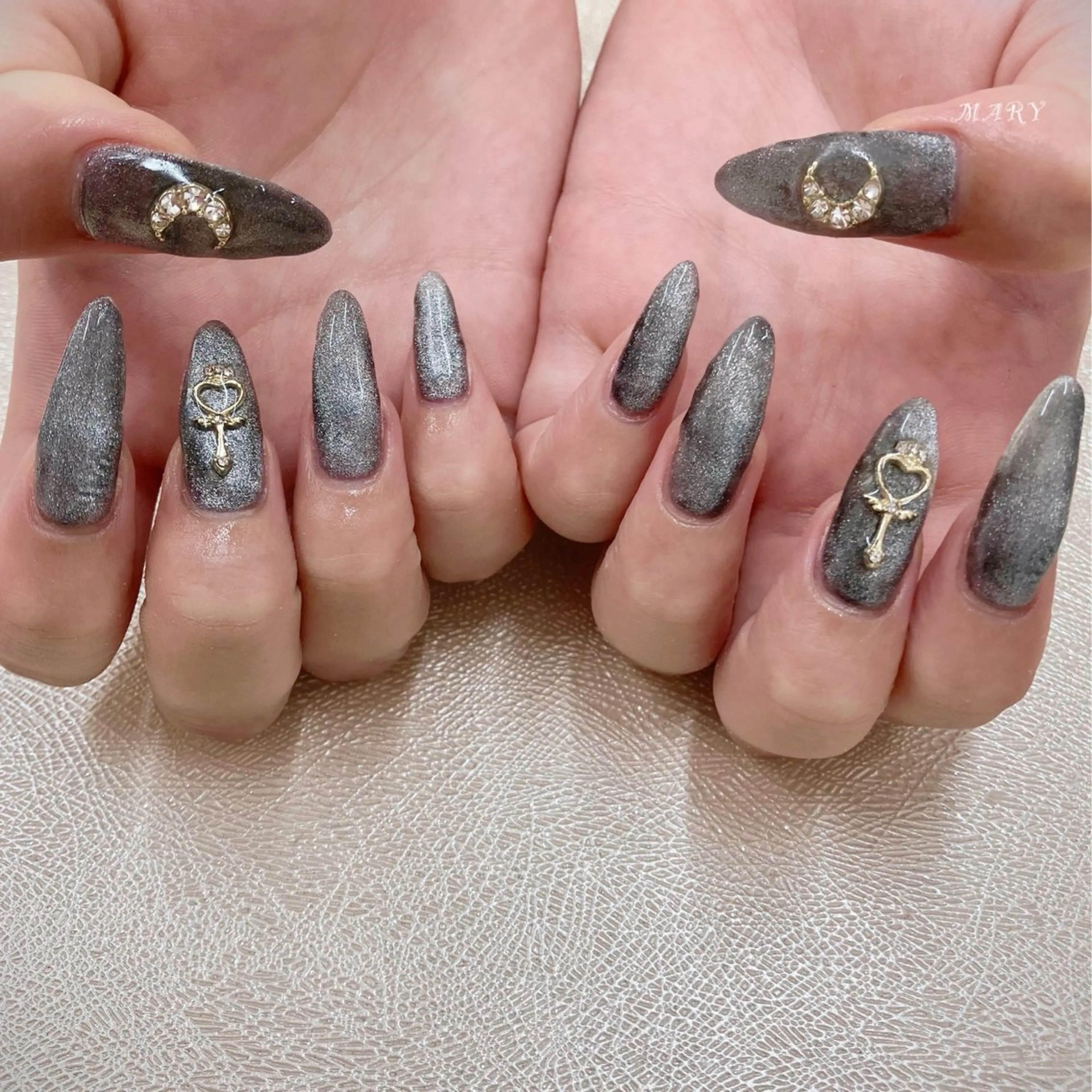 ネイル キラキラネイル マグネットネイル ニュアンスネイル ワンカラーネイル Mary nail所属・Mary nail .narumiのネイルデザイン