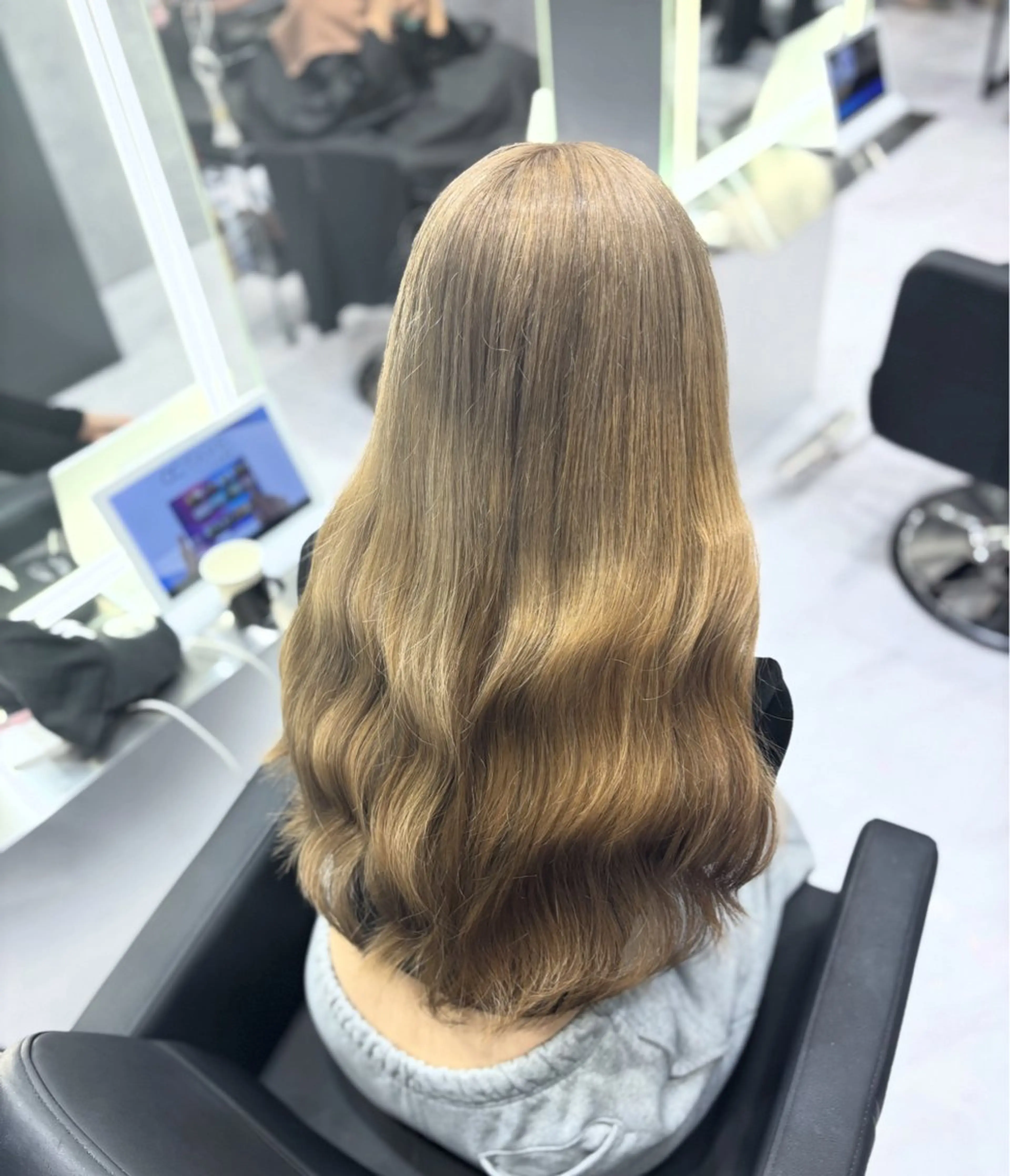 ロング カラー ベージュカラー 安藤 美羽のヘアスタイル