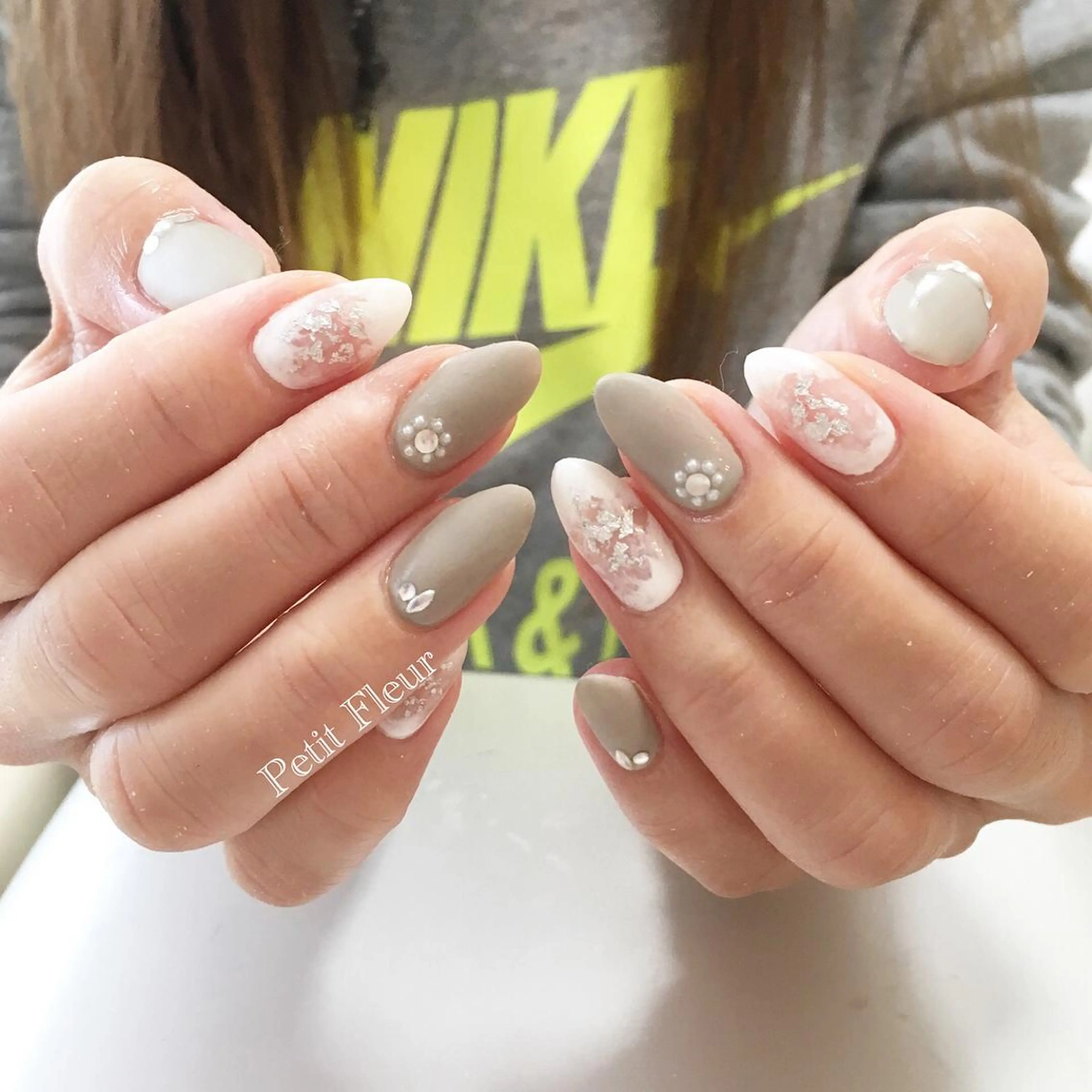 ネイル マットネイル 持ち込み ホワイト 冬ネイル Petit Fleur所属・青柳 亜梨奈のマツエク・マツパデザイン