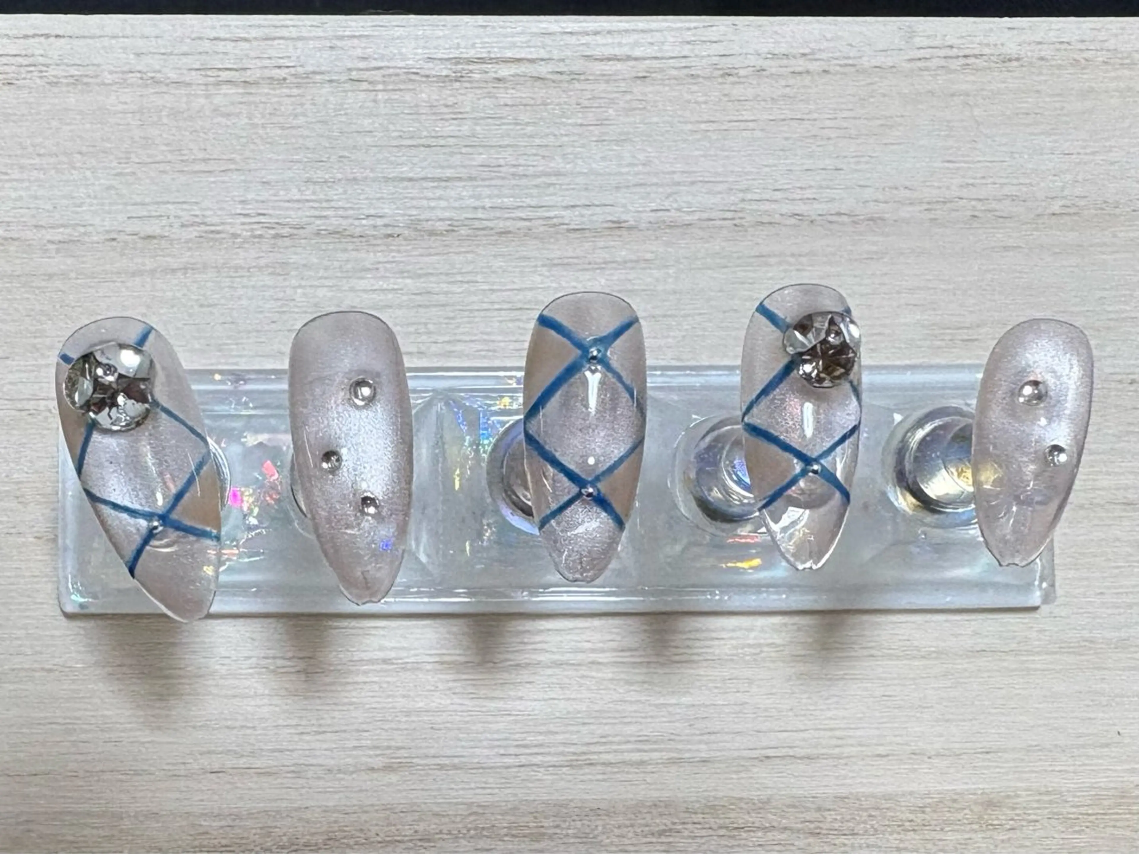 ネイル ラメ(グリッター) マグネットネイル ワンホンネイル 冬ネイル クリスマス ハンドネイル ハンドケア ♡Bivi♡自爪に 優しいネイルサロンのネイルデザイン