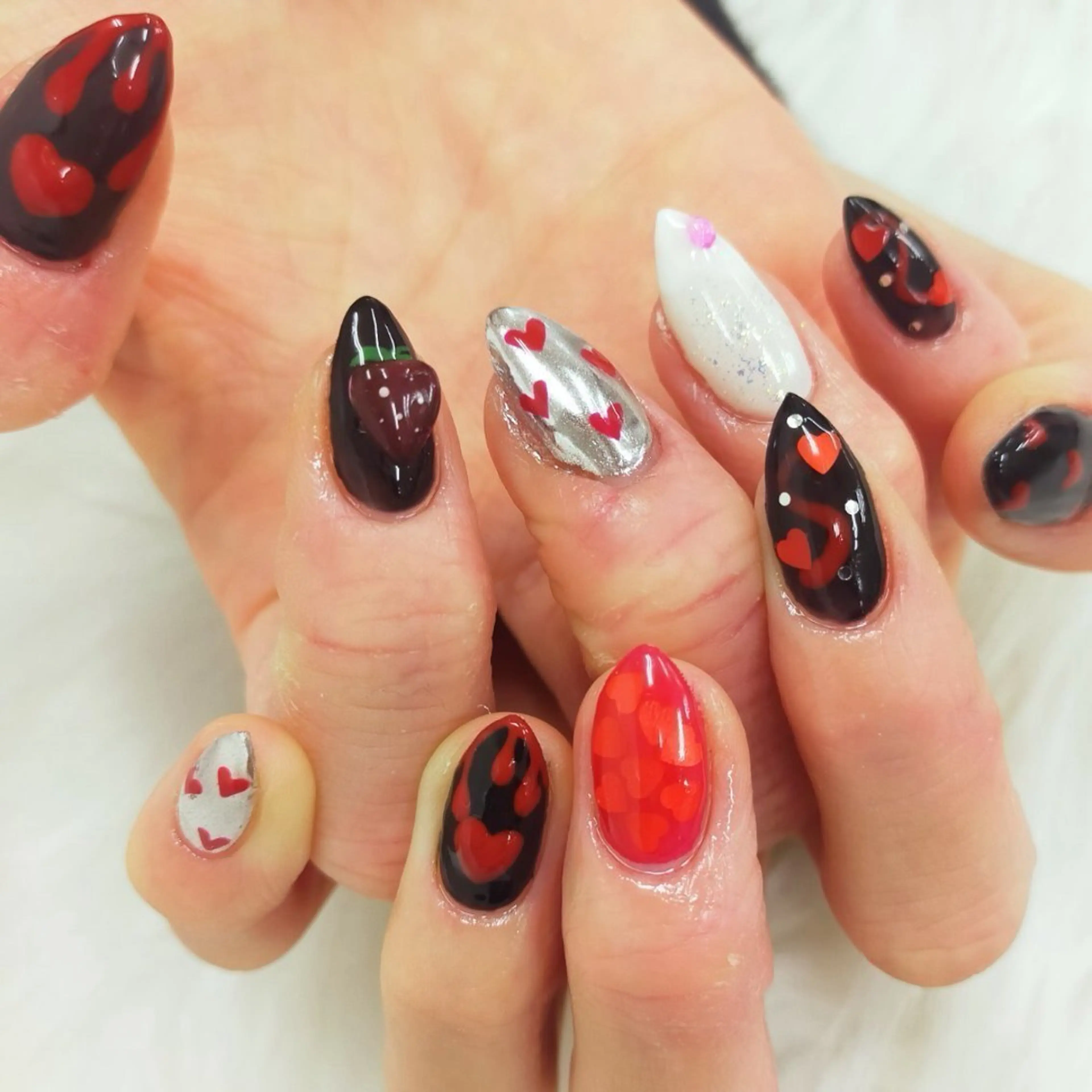 ネイル ハート 赤色 カラーズビューティサロン所属・ツノスエアヤカ ／つののネイルデザイン