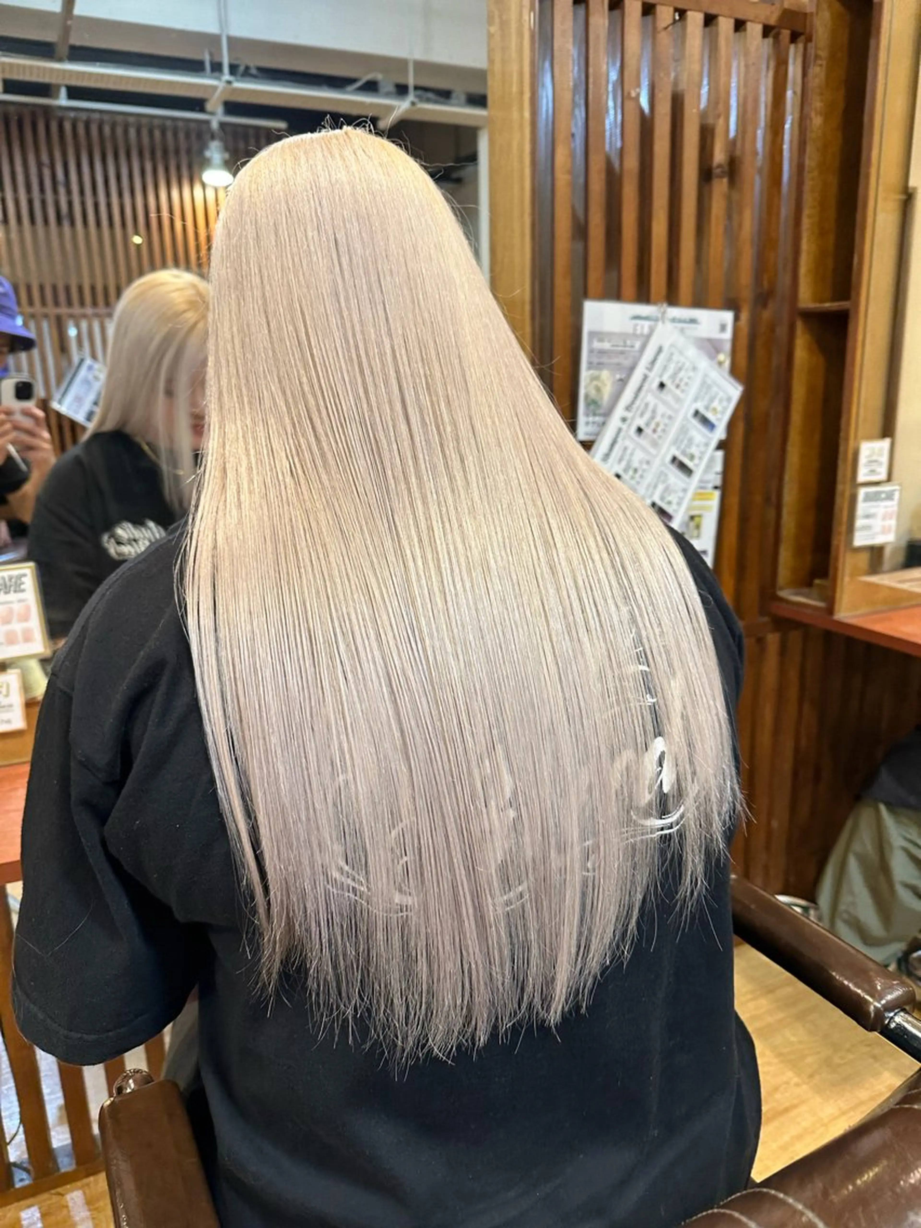 ロング 🌈8月末までシャ イン輝きハイトーン✨のヘアスタイル