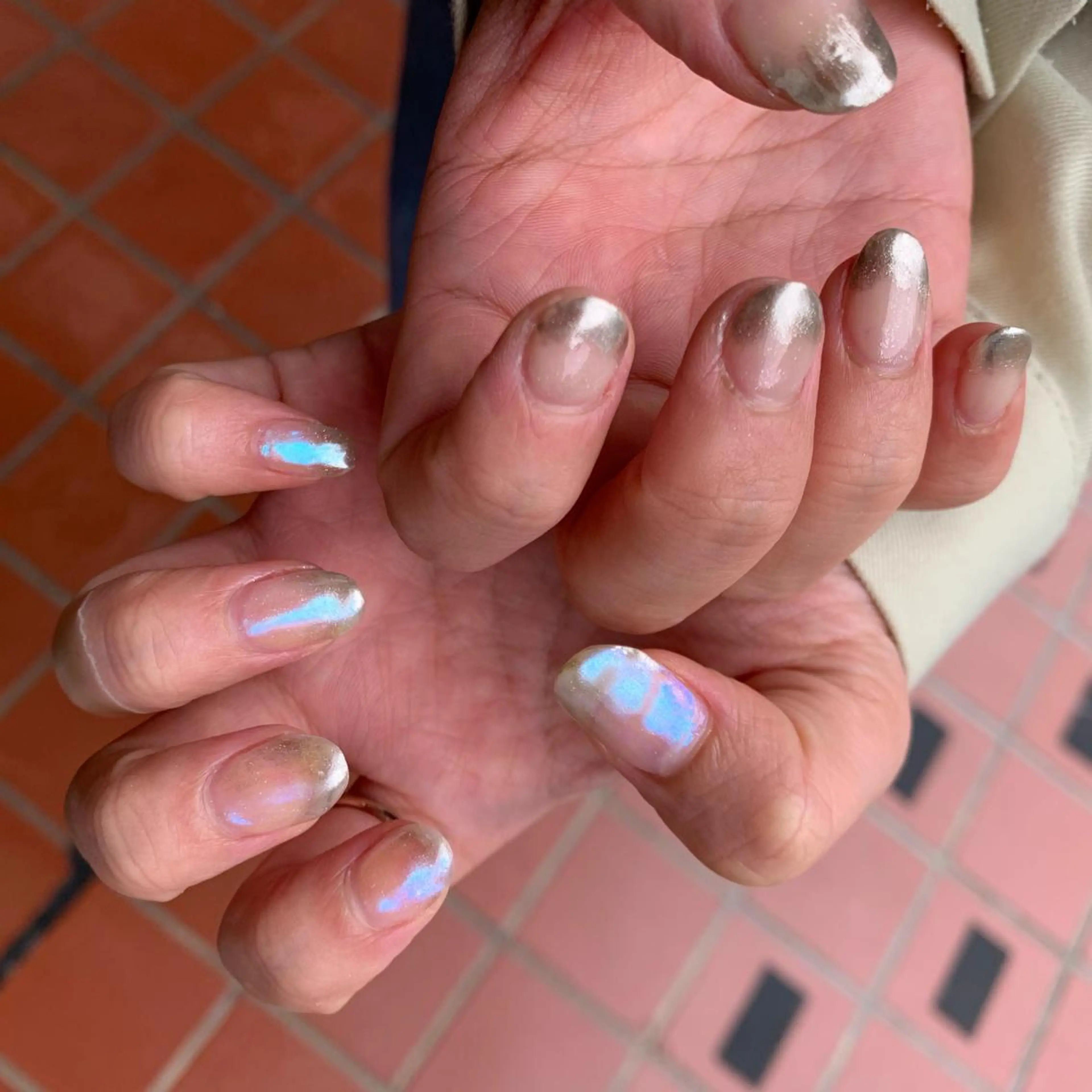 ネイル オーロラネイル クリアネイル ミラーネイル ウスイマイコ カット/ケアカラーのヘアスタイル