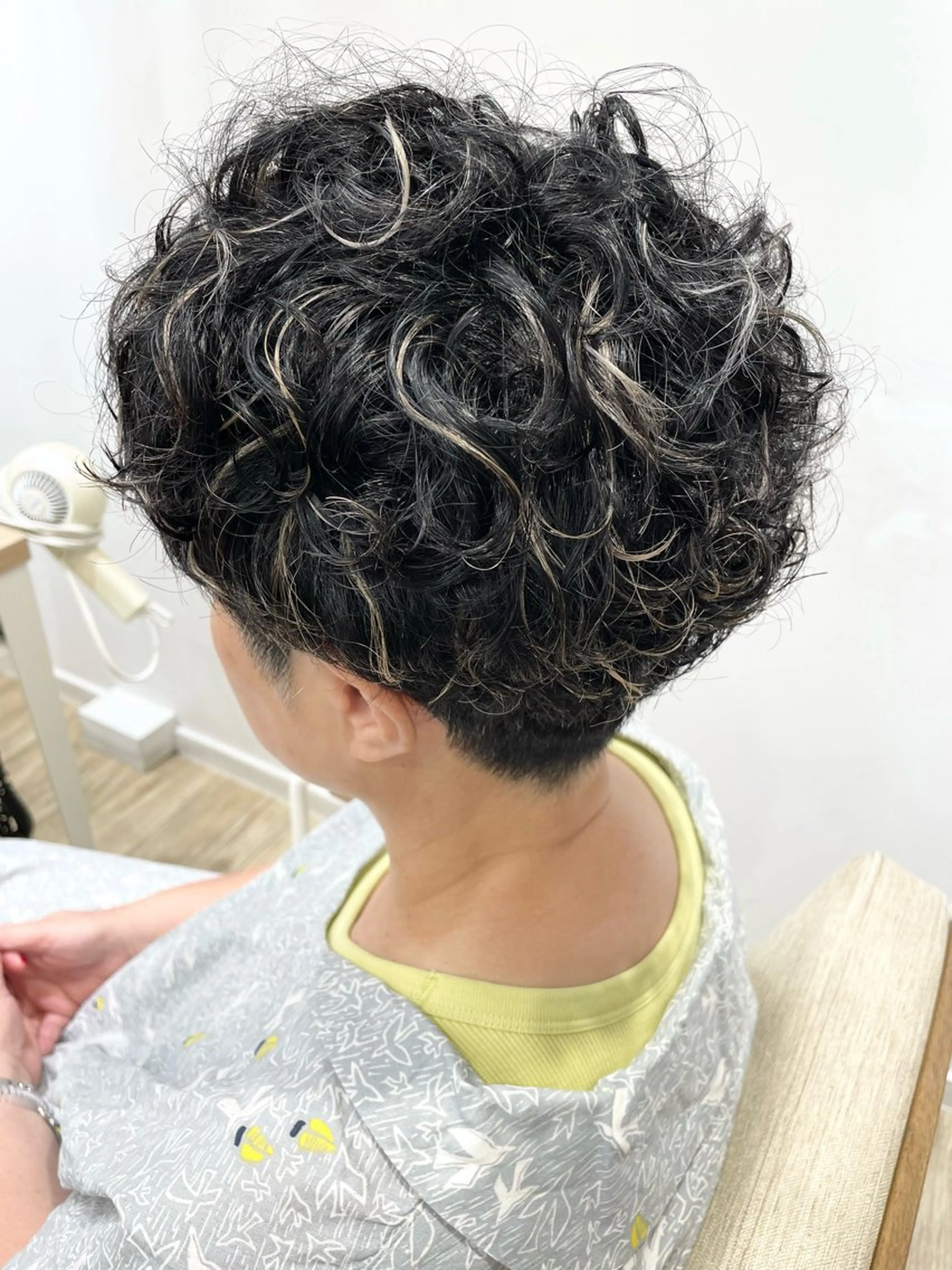 ショート カラー パーマ ハイライトカラー メッシュ シルバー ハイライト 松田 /骨格矯正カットのヘアスタイル