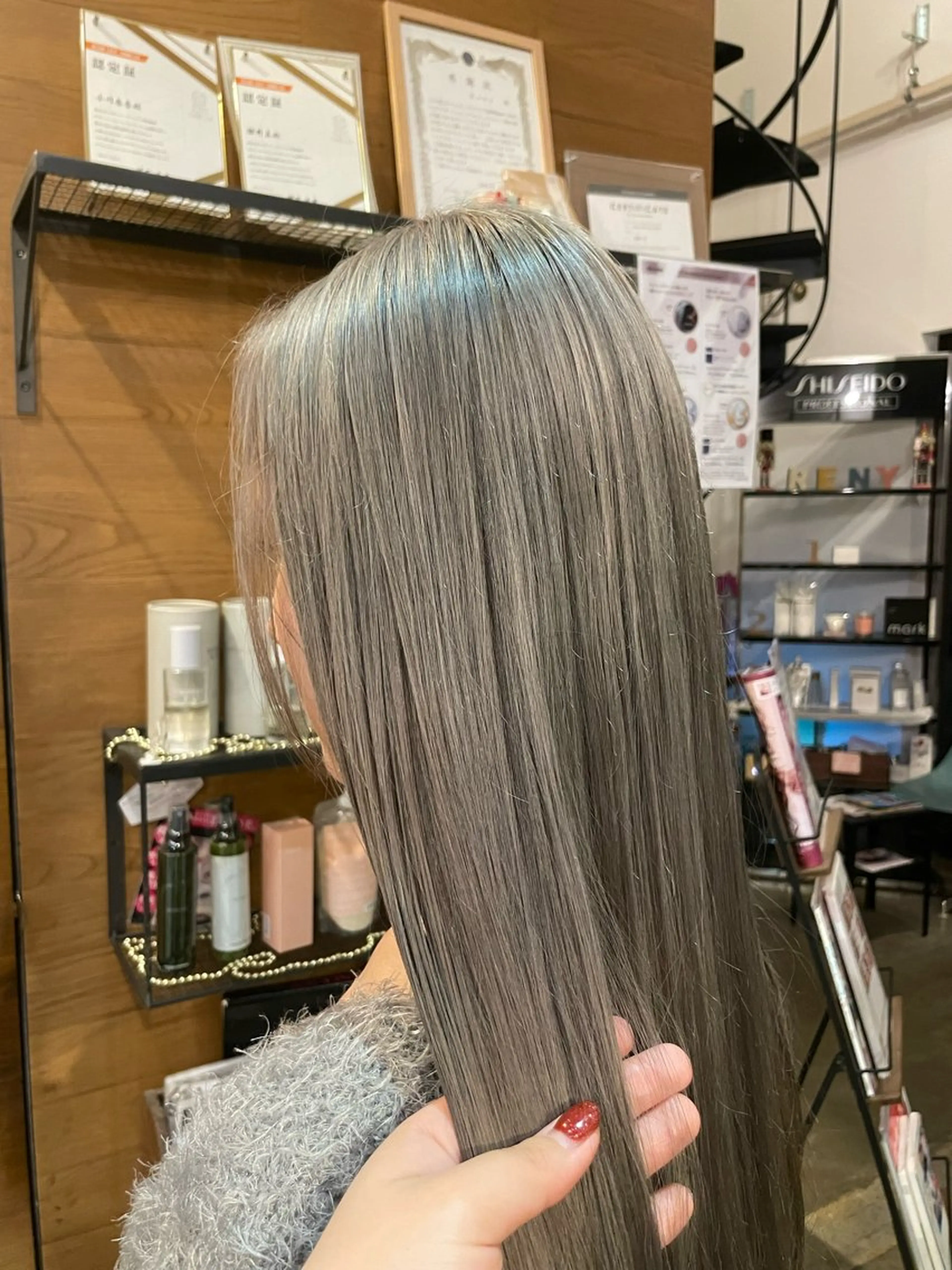 カラー ベージュカラー ブリーチ シルバー シルバーベージュ 桑田 真奈のヘアスタイル