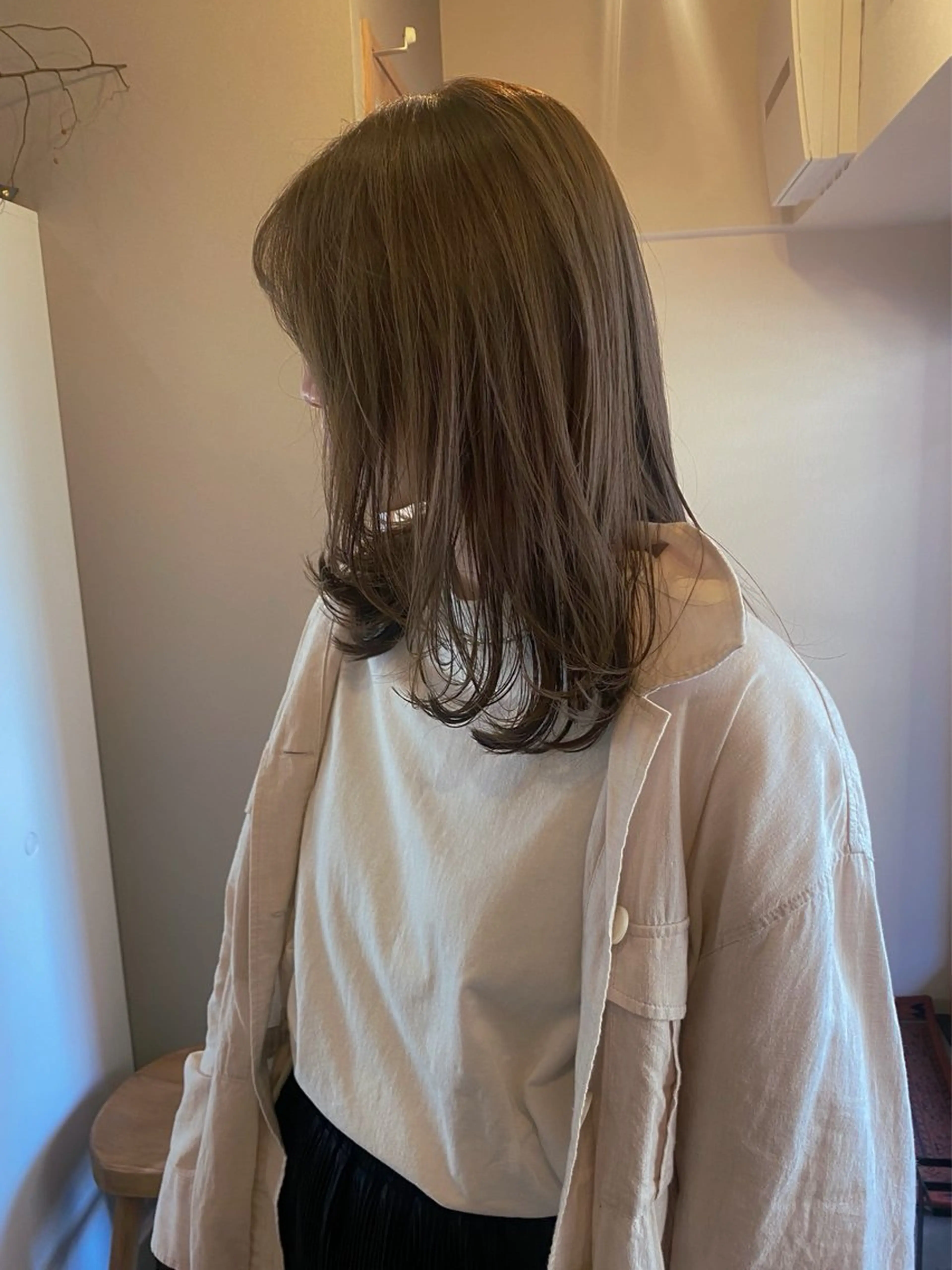 ミディアム カラー グレージュ カット ヘアカラー トリートメント ヘアセット ハルカ/透け感カラー /顔周りレイヤーのヘアスタイル