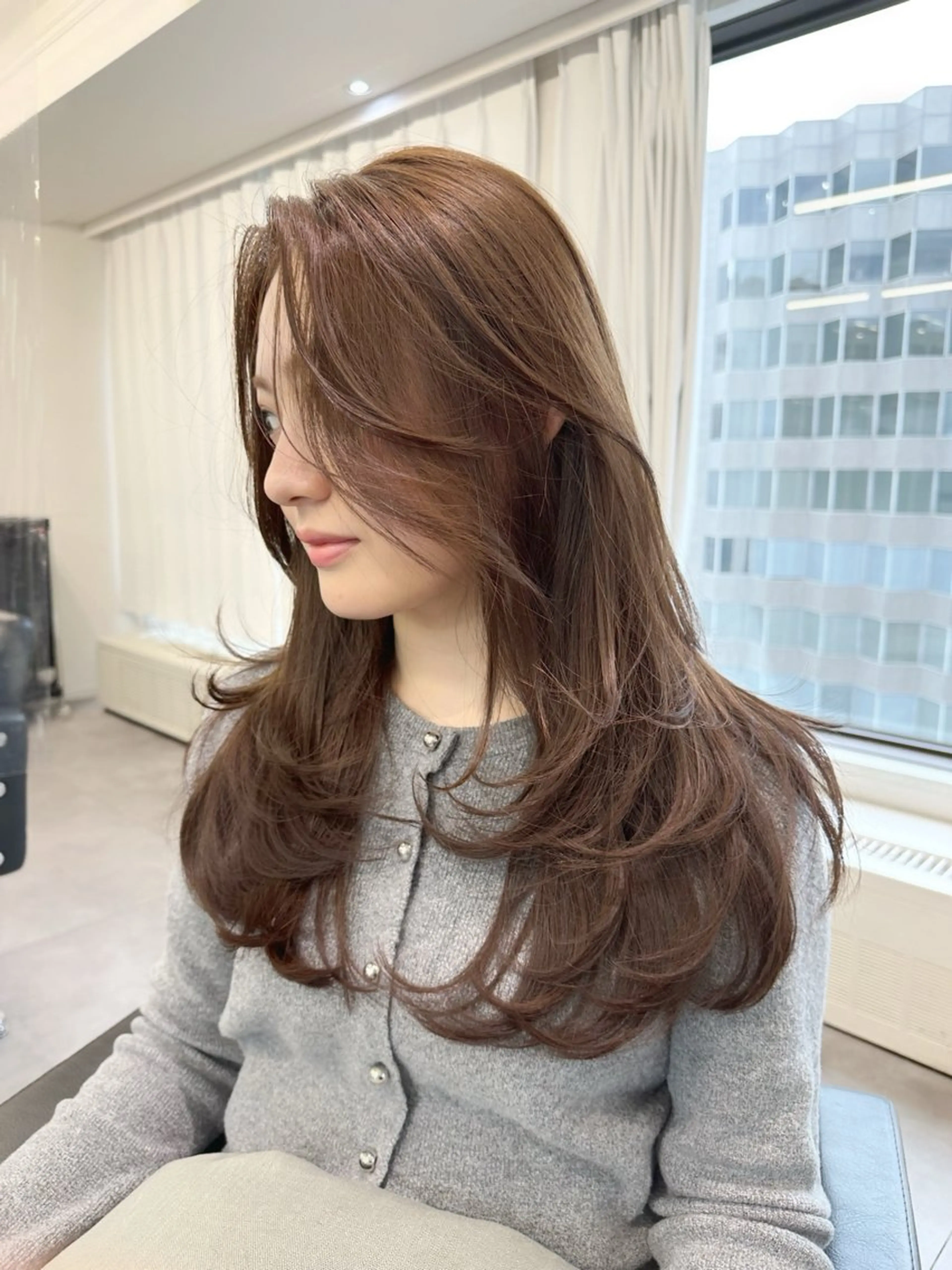 ロング AHNKISM所属・トレンドレイヤー/ 透明感カラーのヘアスタイル