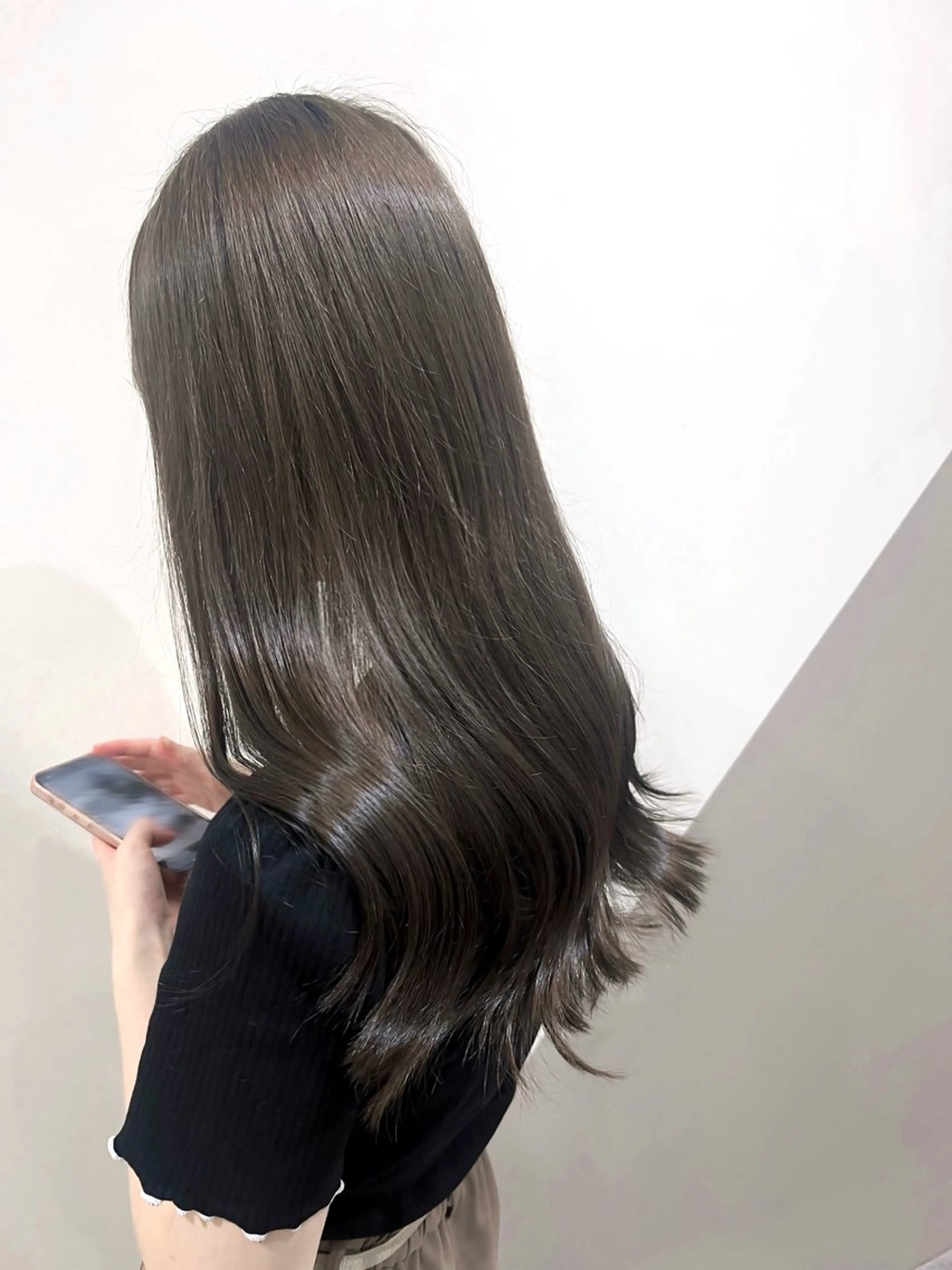 ロング カラー ブリーチ グレージュ ブリーチなしカラー オリーブグレージュ オリーブグレー 疋田 玲央のヘアスタイル