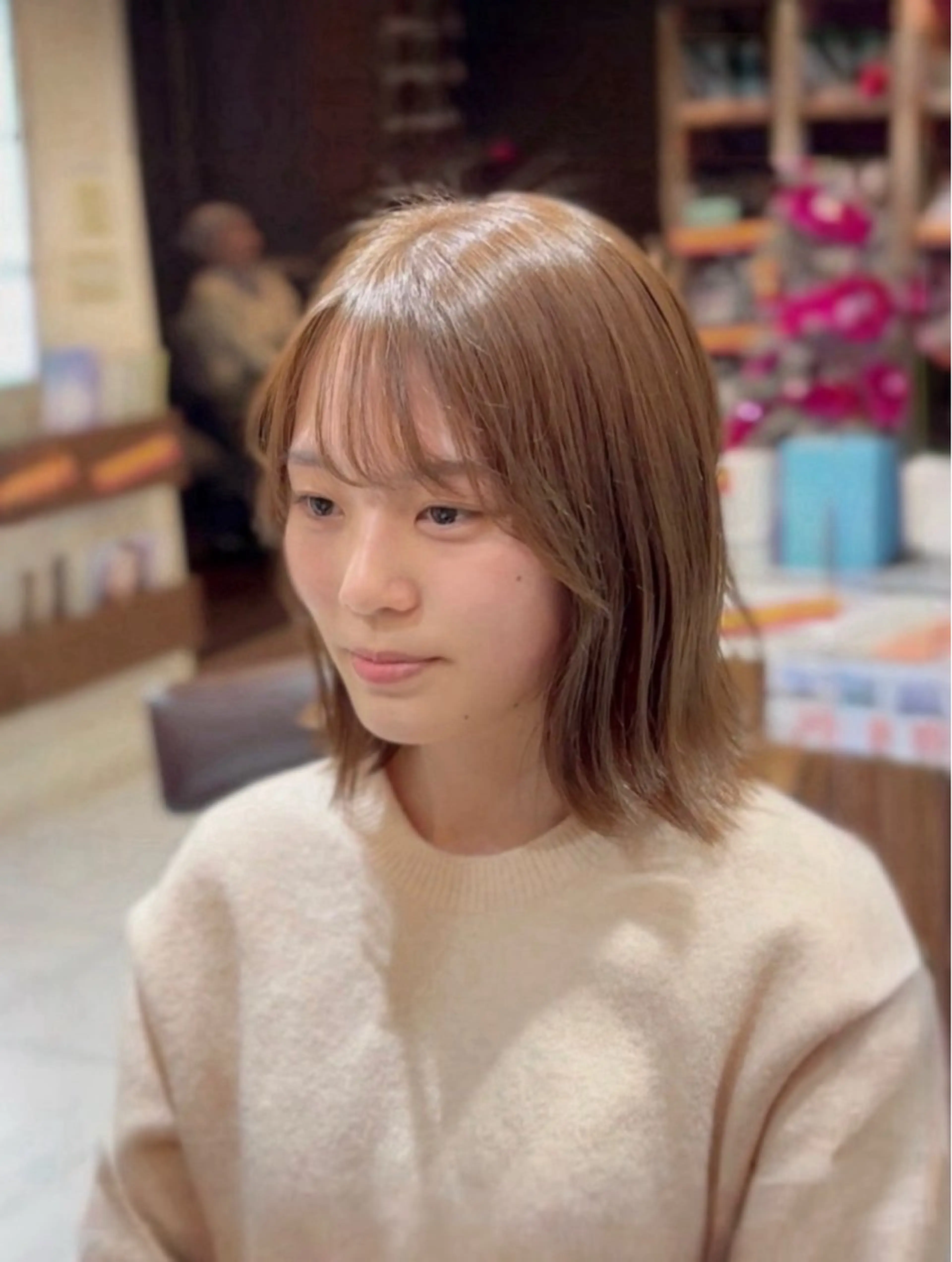 ミディアム アッシュ ボブ くびれヘア レイヤーカット シースルーバング カット ヘアカラー トリートメント 小野 友暉のヘアスタイル