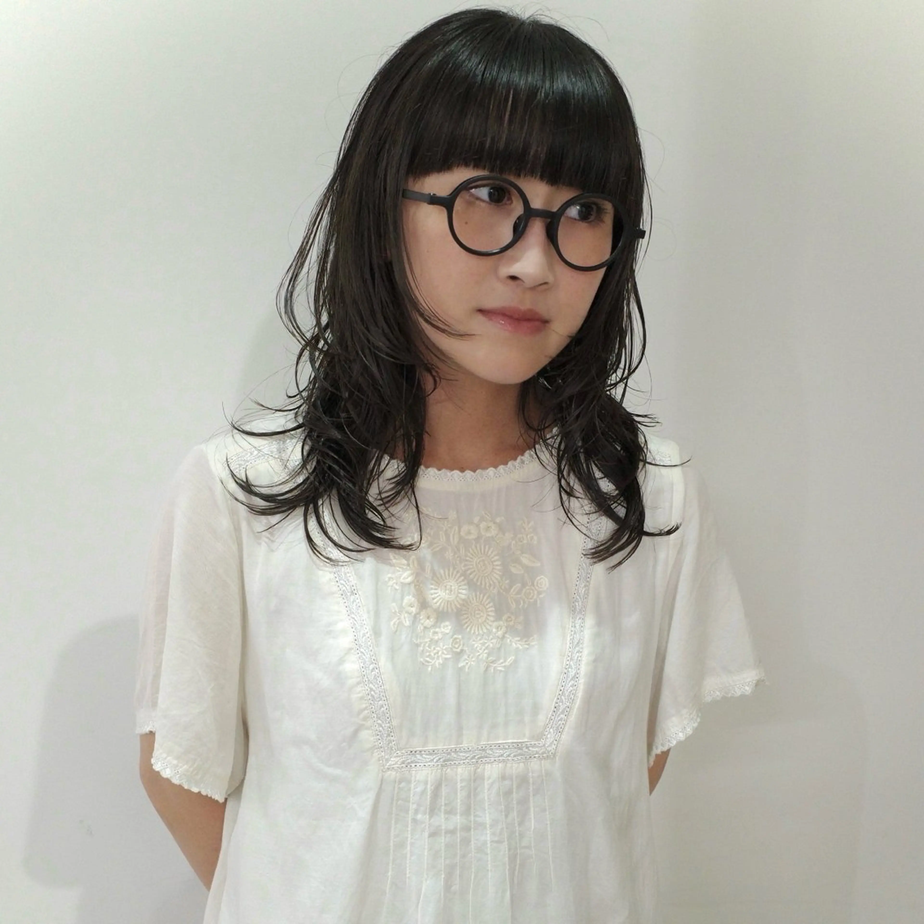 ミディアム カラー パーマ ミディアムパーマ 透明感カラー 顔まわりレイヤー 顔周りカット ハッシュカット カット ヘアカラー トリートメント nonoka オリーブ/グレージュのヘアスタイル