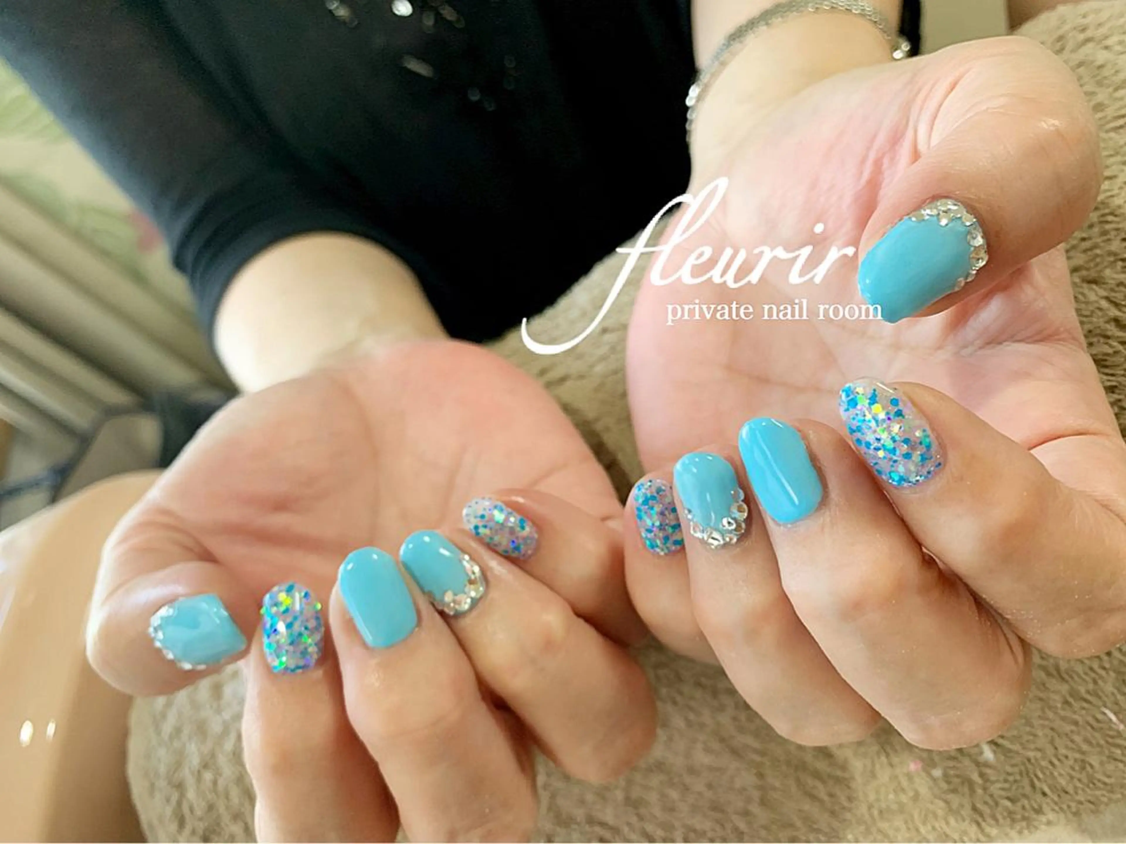 ネイル ラメ(グリッター) 水色 ワンカラーネイル ストーンネイル 冬ネイル フルリール 【プライベートサロンのネイルデザイン