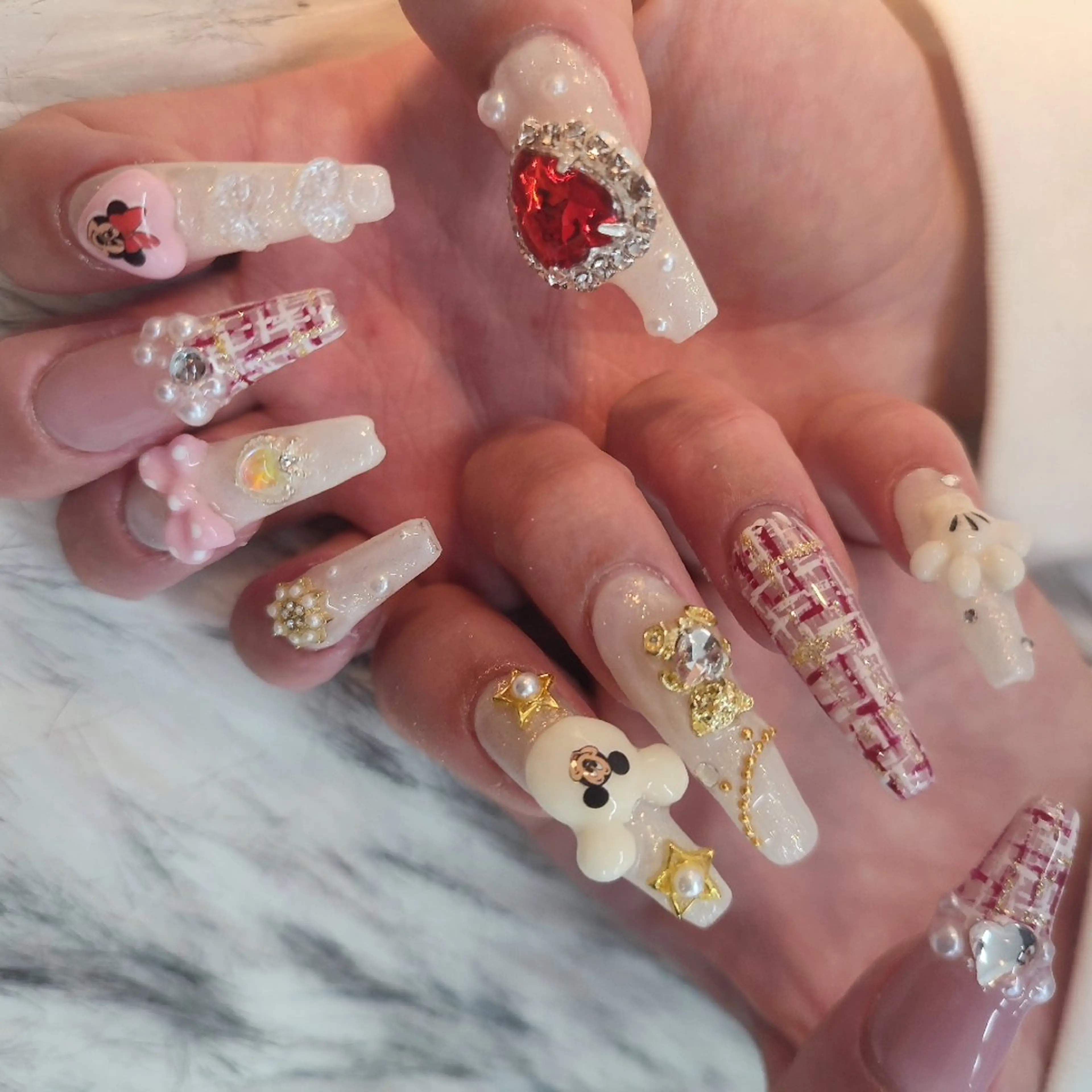 ネイル ハンドネイル RUNWAY 　　の眉毛・アイブロウイメージ