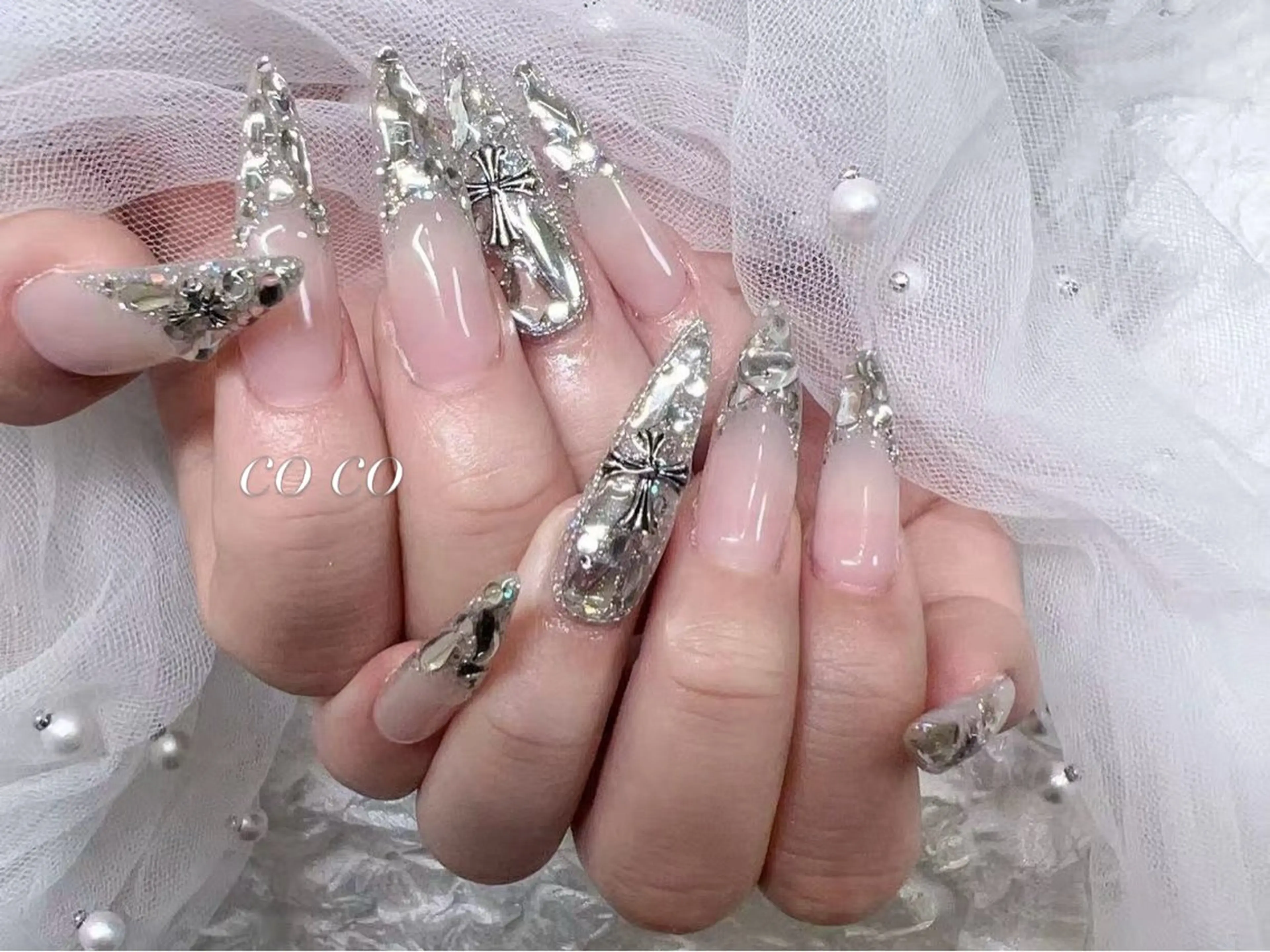 ネイル キラキラネイル ロングネイル ミラーネイル シルバー ストーンネイル COCO ネイルのネイルデザイン