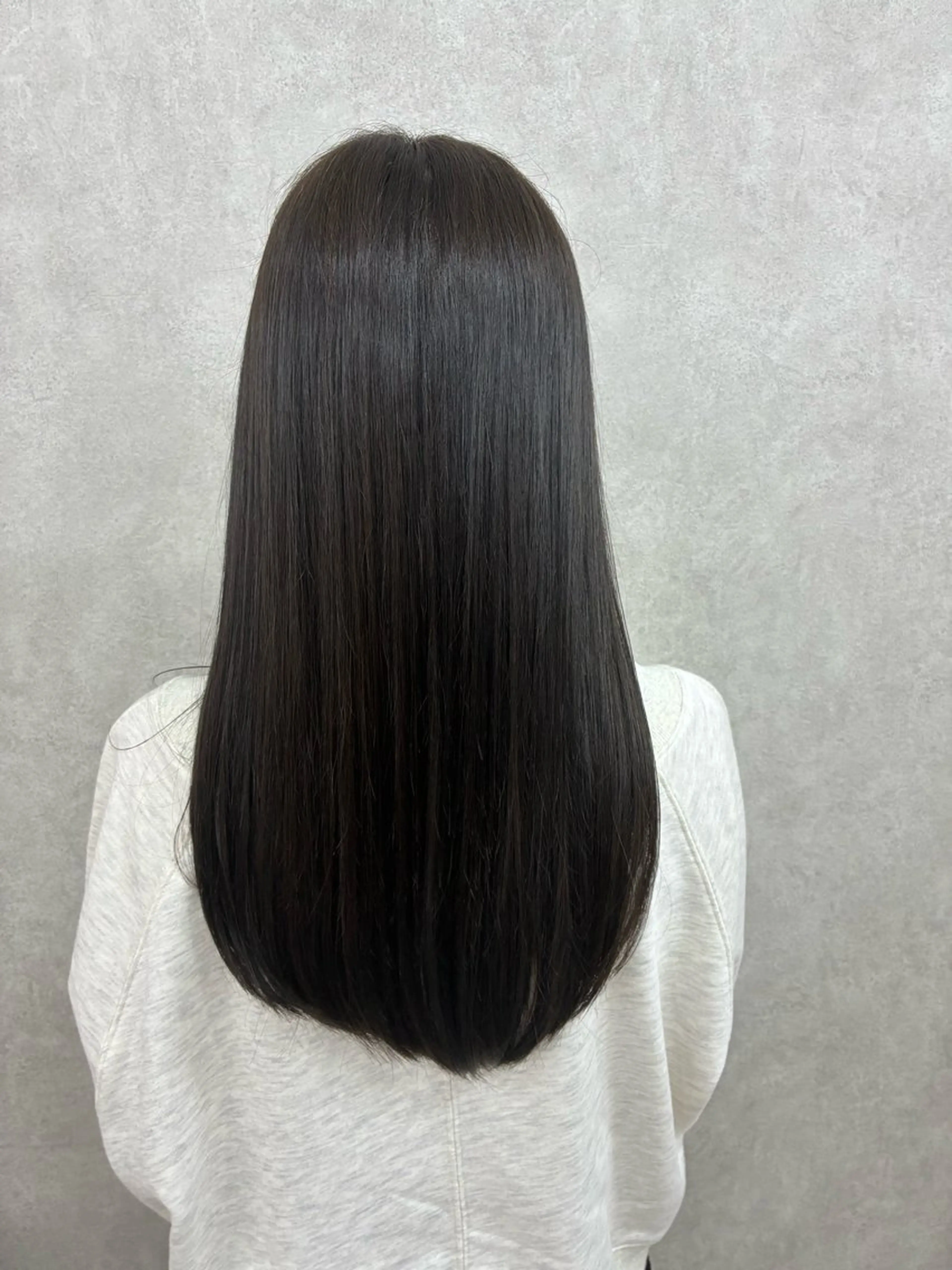 セミロング カラー 佐藤 琴海のヘアスタイル