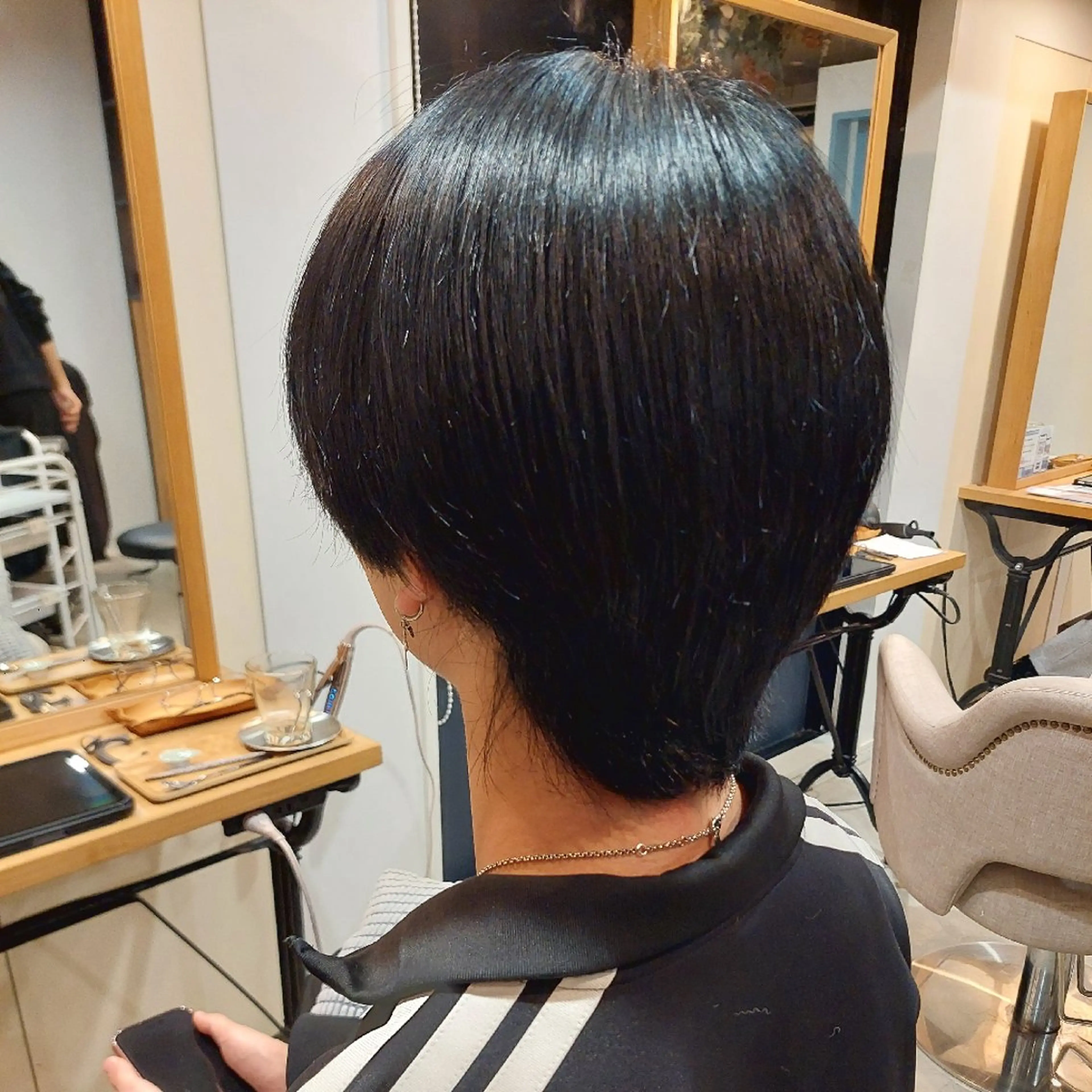 カラー ショート 黒髪 グレーブラック ヘアカラー fleur by safari所属・石井 一真のヘアスタイル