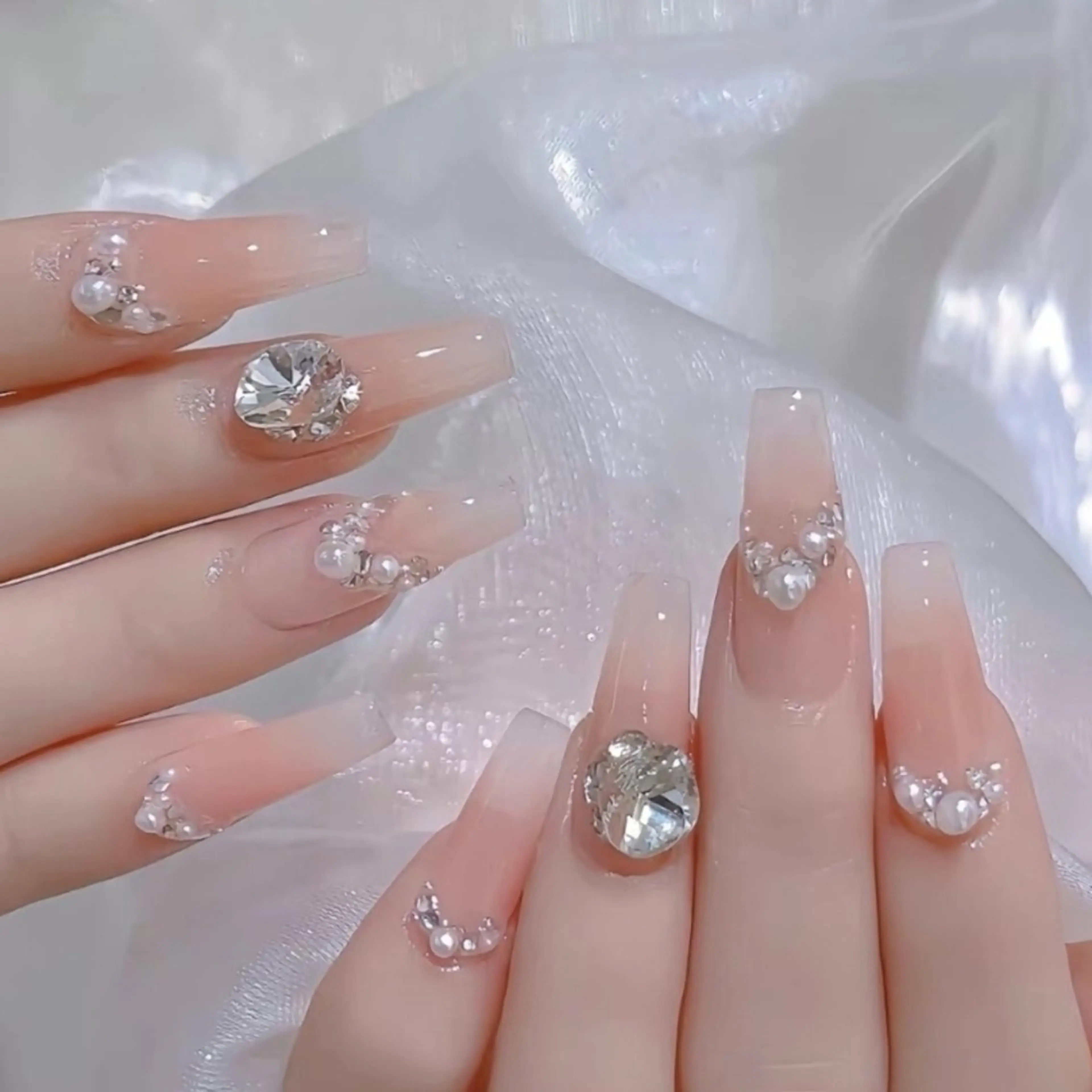 ネイル ハンドネイル ハンドケア フィルイン、長さ出し 深爪矯正のネイルデザイン