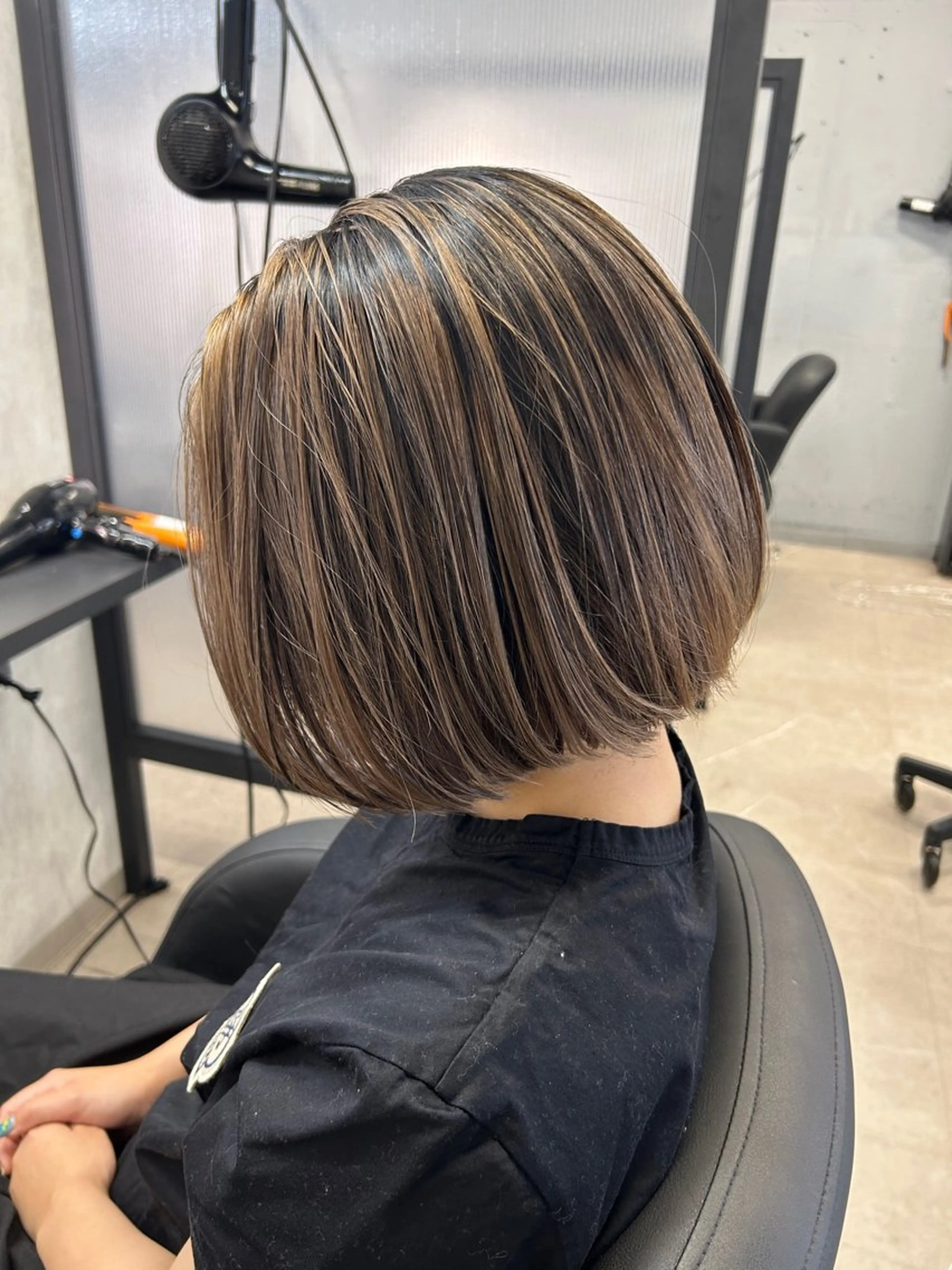 ショート カラー ハイライト/レイヤー ミルクティー/山本のヘアスタイル