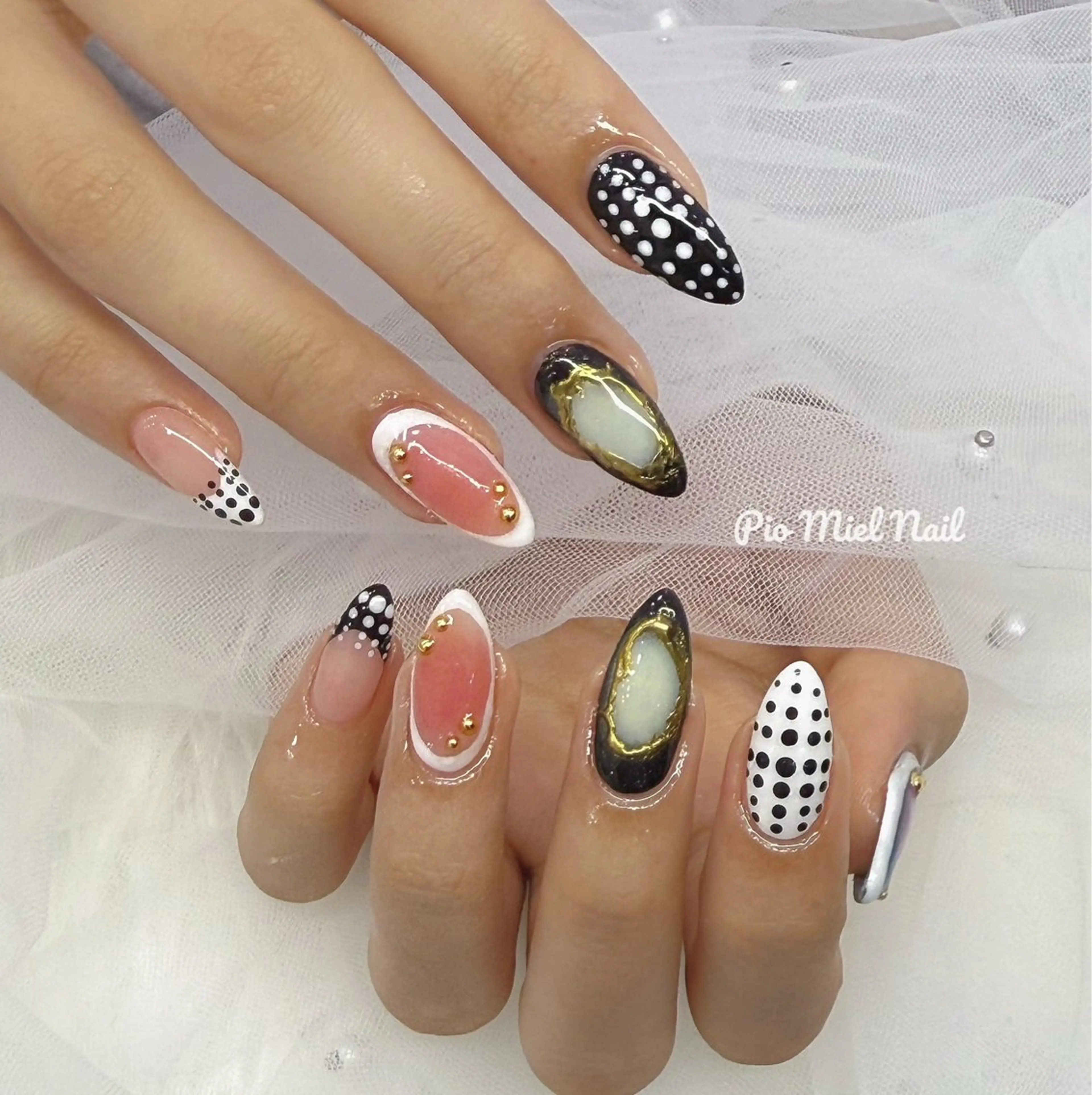 ネイル アートネイル ドット ゴールド ストーンネイル ハンドネイル momo 長さだしのネイルデザイン