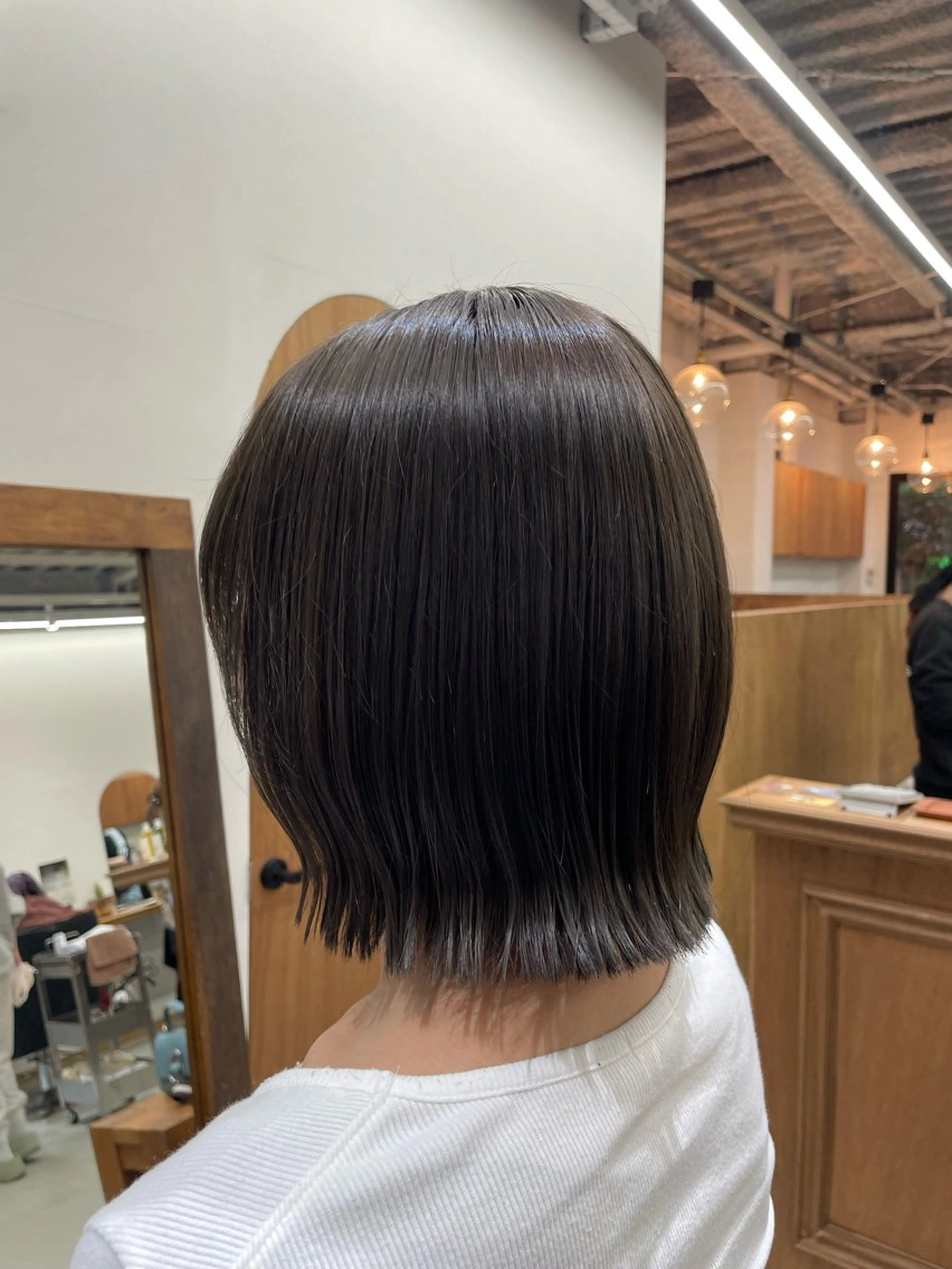 ショート カラー ブリーチ ダブルカラー グレージュ ブリーチなしカラー ボブ ヘアカラー 慎太朗/パーマ/ボブ /センターパートのヘアスタイル