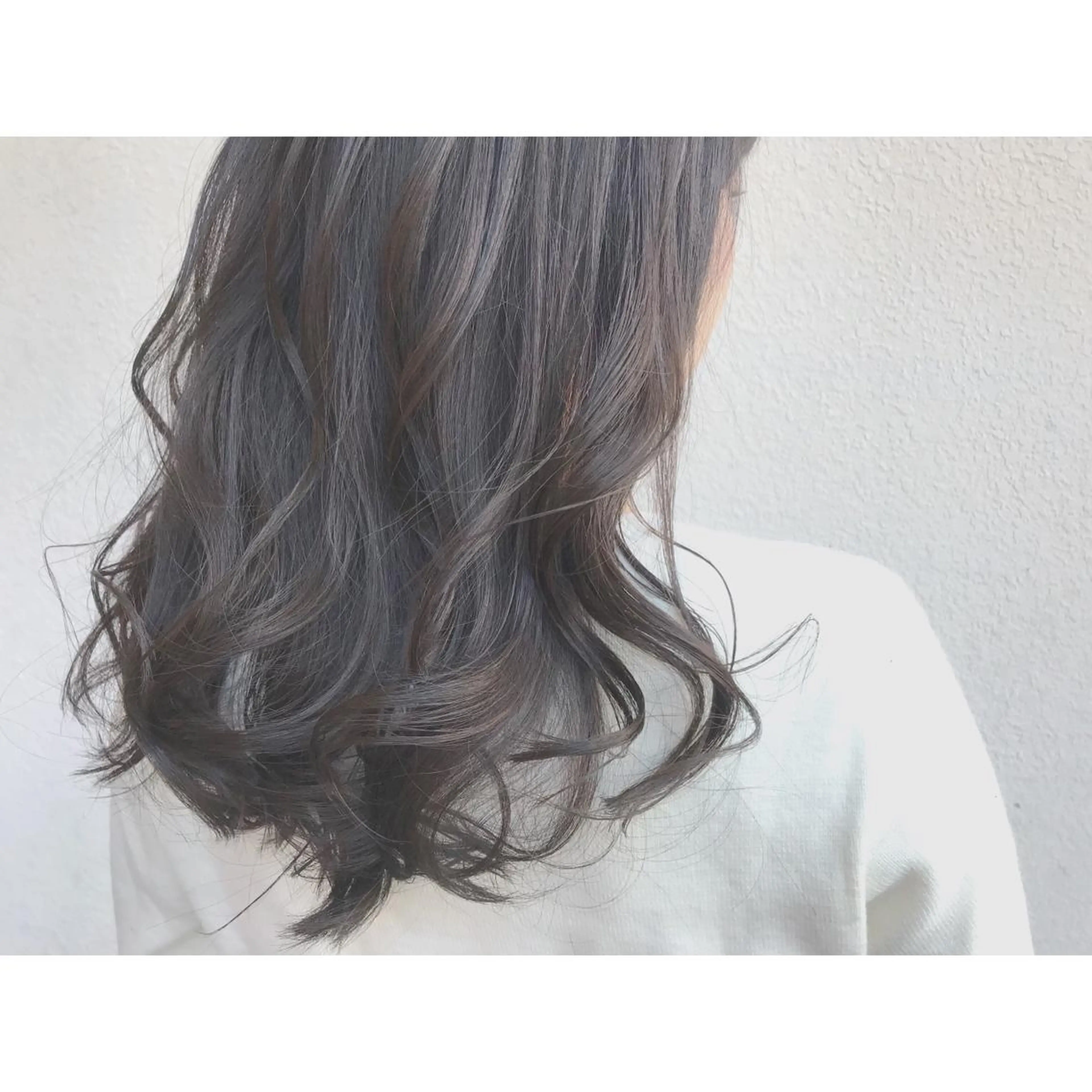 セミロング カラー アッシュ アッシュグレー ハイライトカラー 外国人風カラー ハイライト なかにし まゆみのヘアスタイル