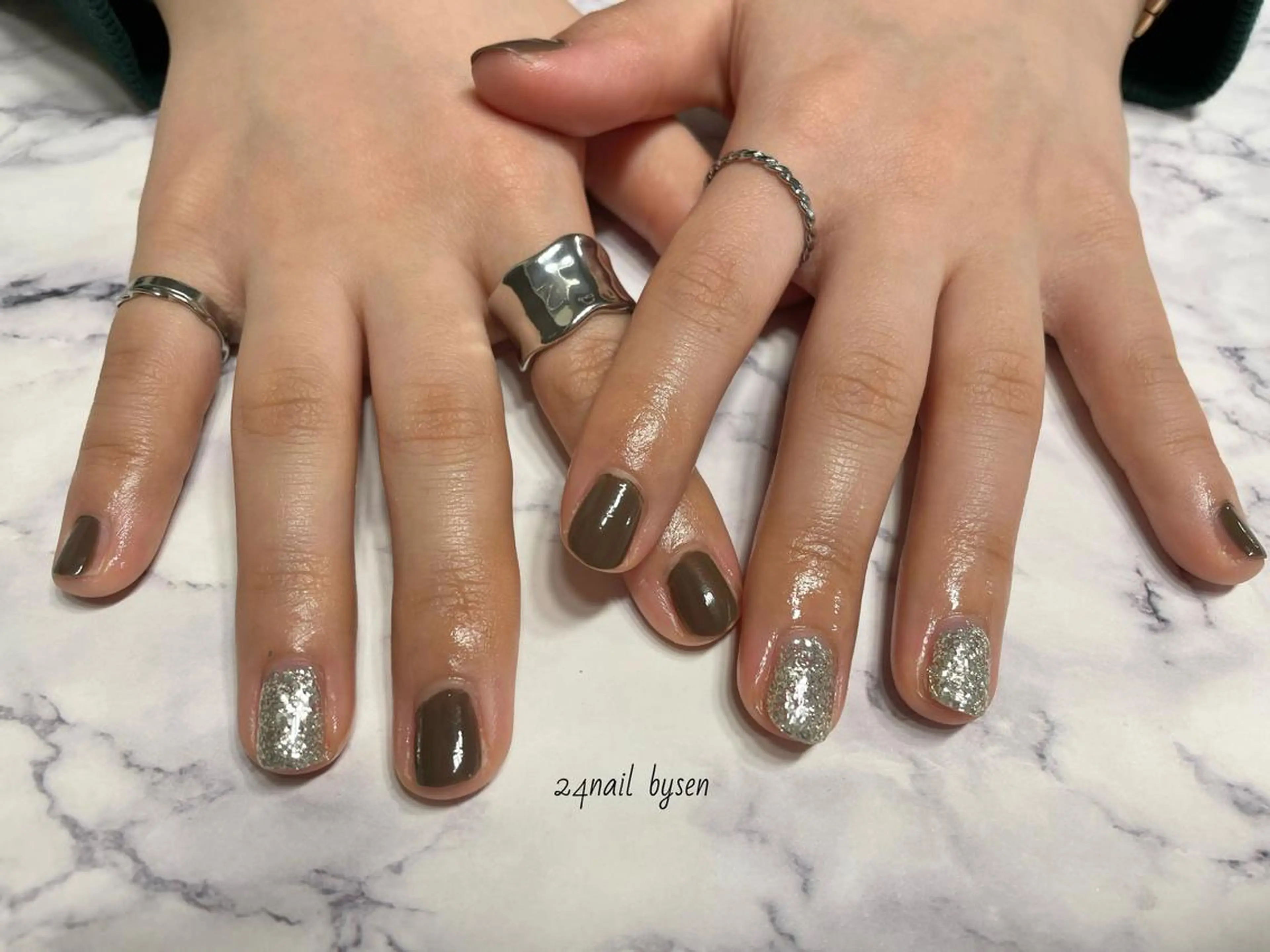 ネイル ラメ(グリッター) ワンカラーネイル シルバー Atelier by 24nail/Ayaのネイルデザイン