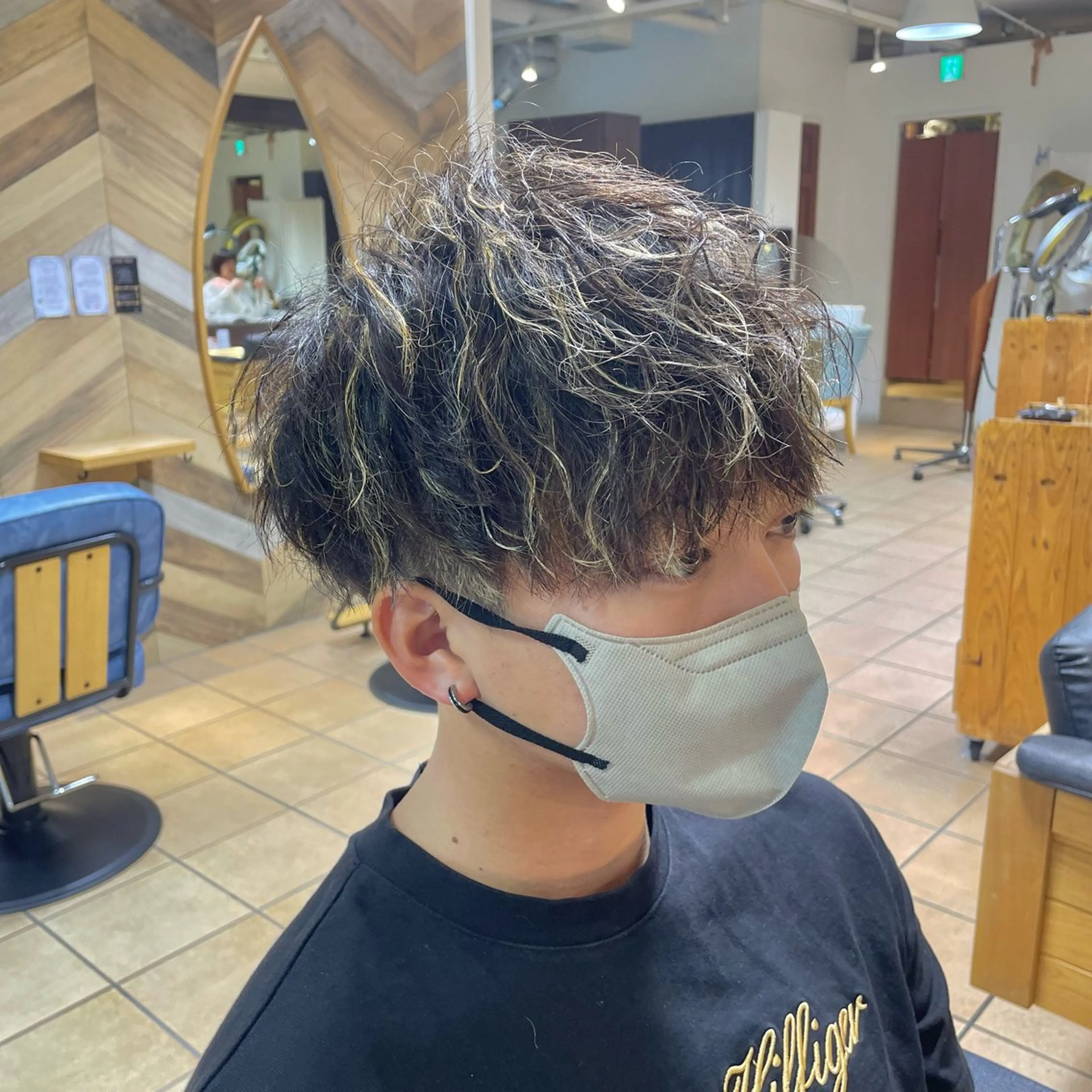 ショート パーマ メンズ メンズハイライト メンズメッシュ メンズパーマ ハイライト カット ヘアカラー パーマ すげ さやかのヘアスタイル