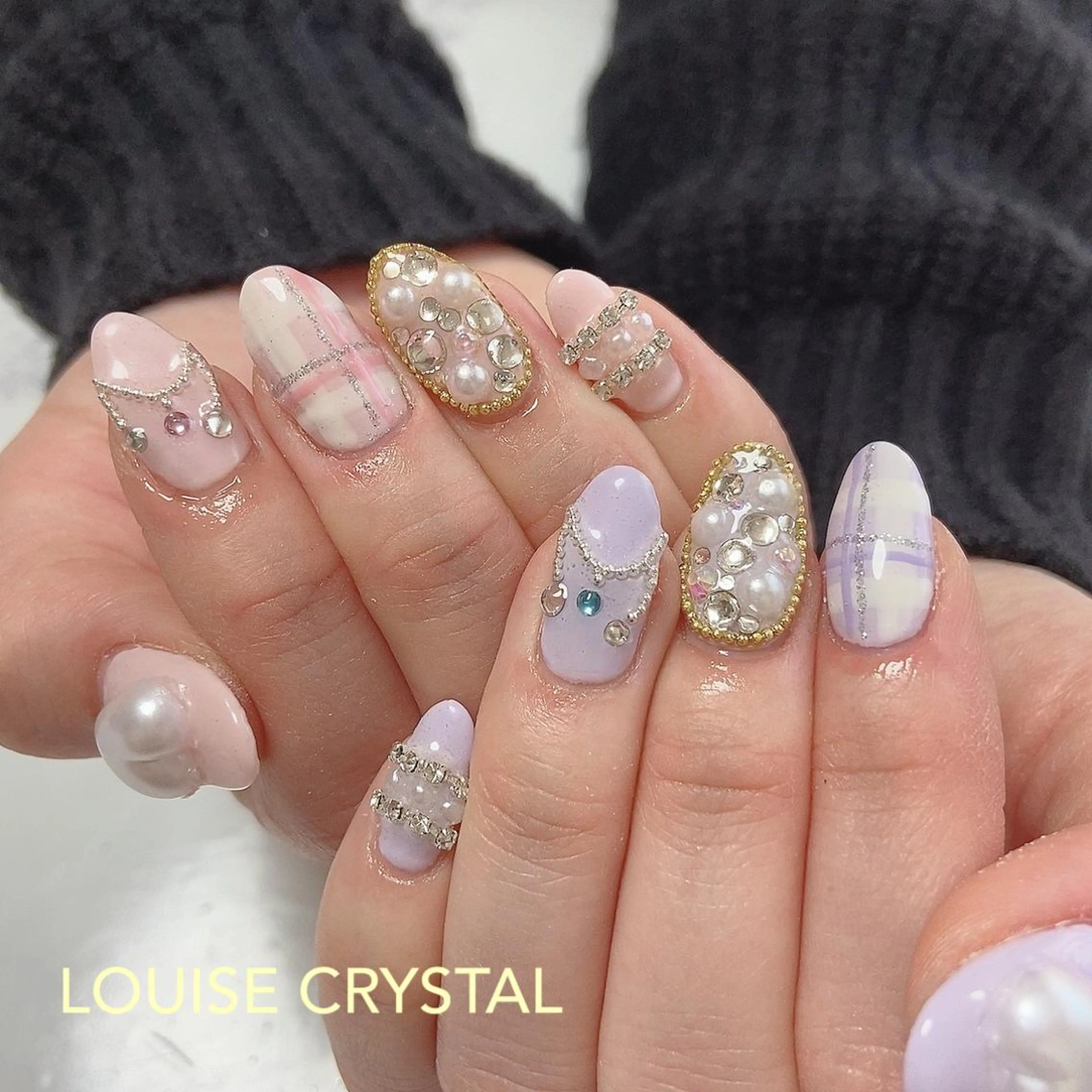 ネイル ハンドネイル LOUISE CRYSTALのネイルデザイン