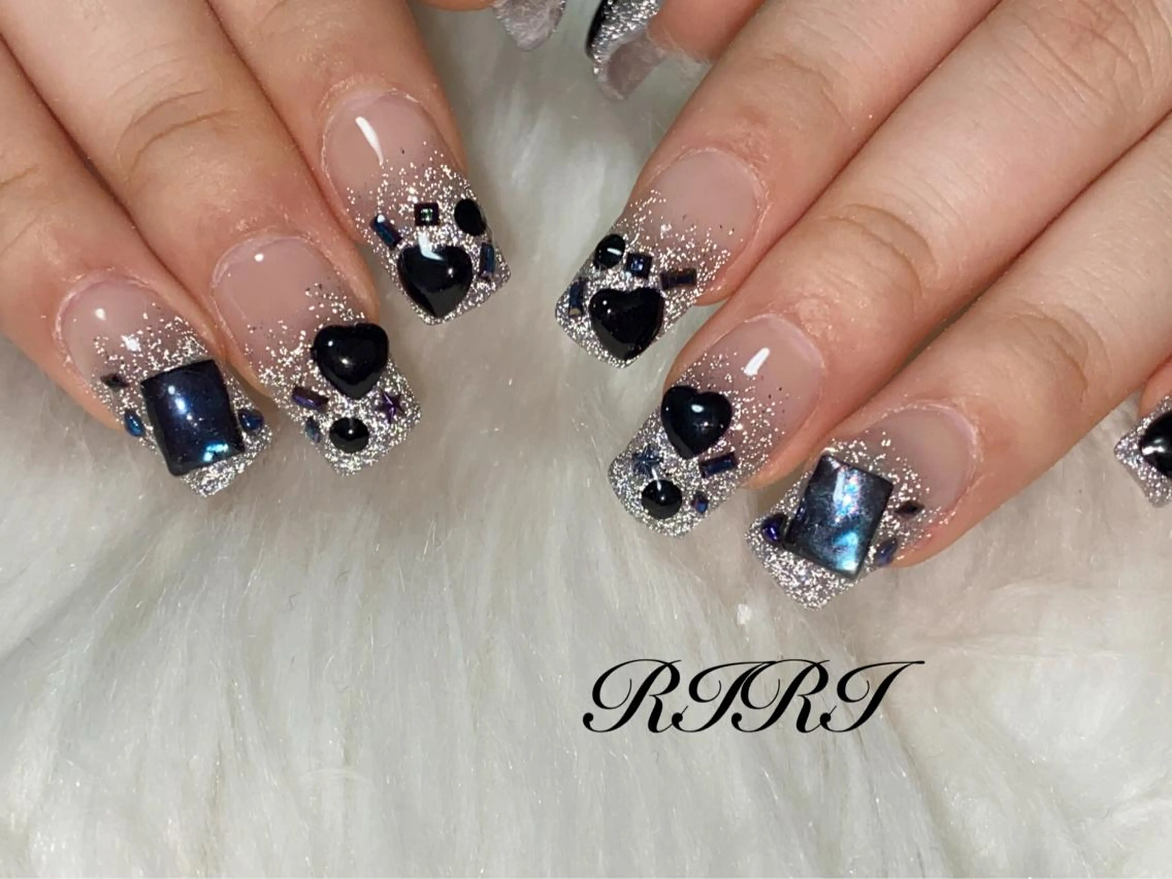 ネイル ブルー 入学式 フラッシュネイル ジェルネイル キラキラネイル ハンドネイル riri オーナーのネイルデザイン