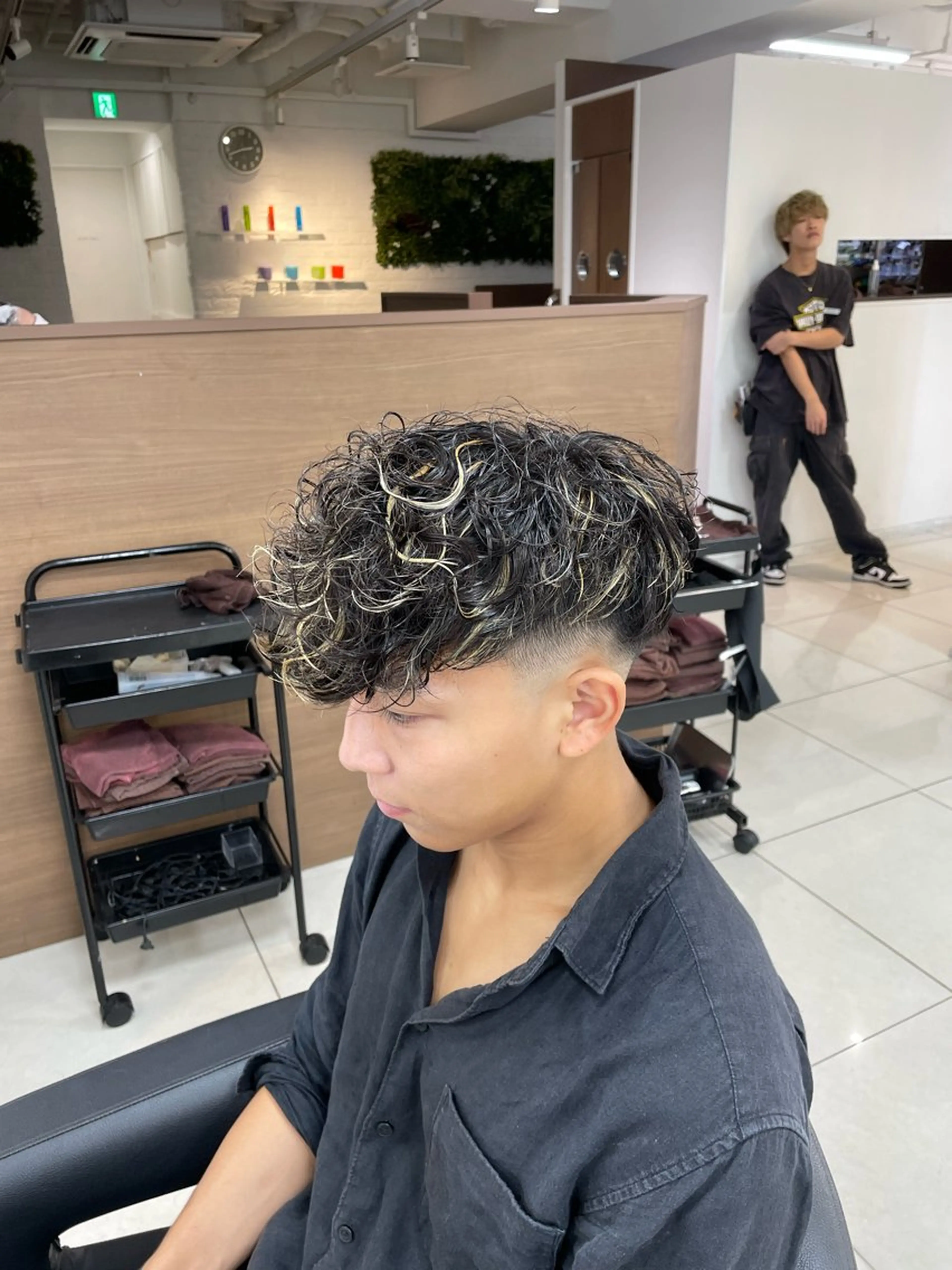 ショート パーマ メンズ メンズハイライト スペインカール ハイライト カット ヘアカラー パーマ フェザーパーマ職人 🪶ryosukeのヘアスタイル