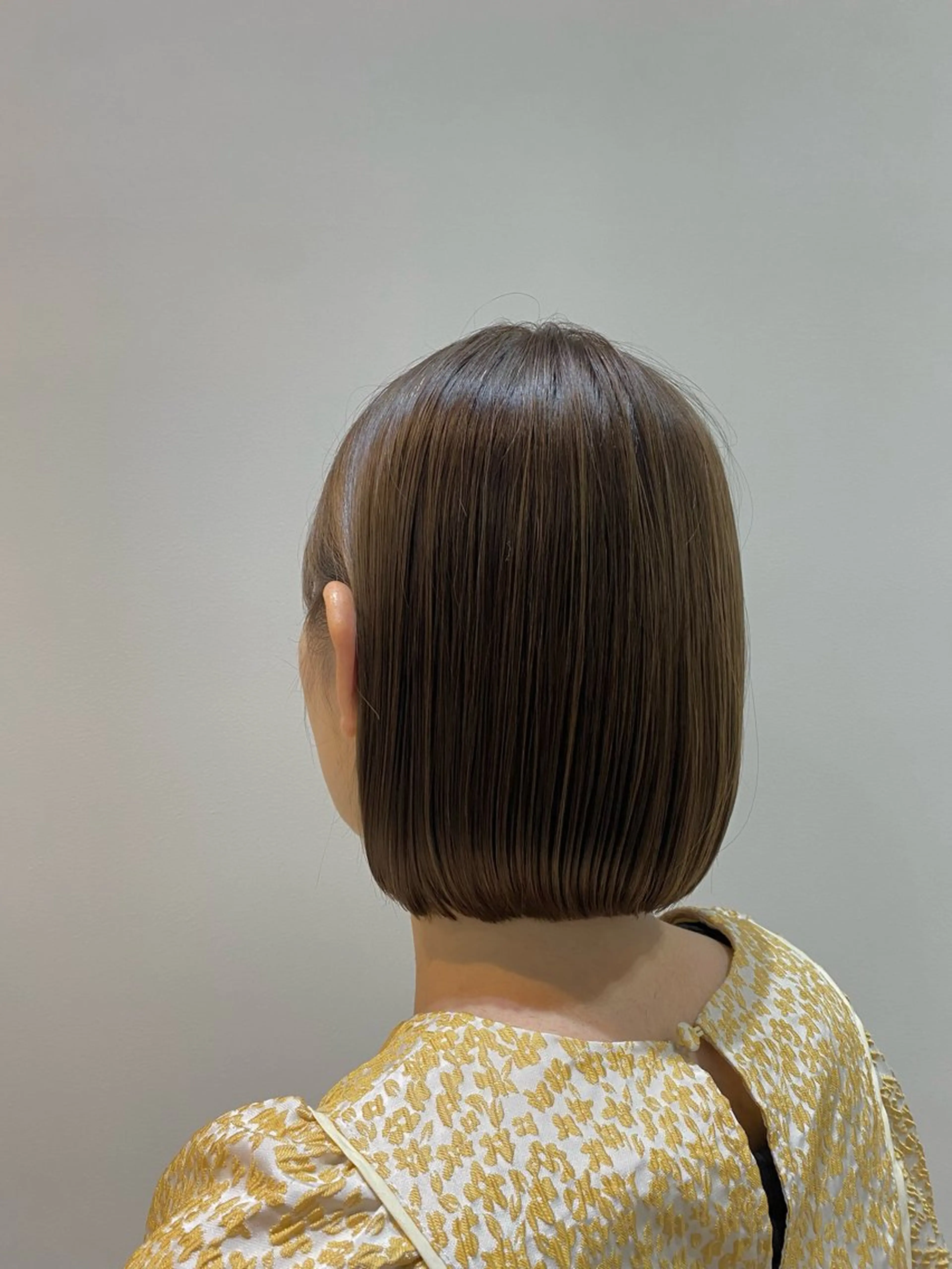 ショート カラー ワンレンボブ アッシュ ベージュカラー 透明感カラー ミルクティーベージュ カット ヘアカラー トリートメント ♡オシャ髪♡AI ✂️newi町田のヘアスタイル