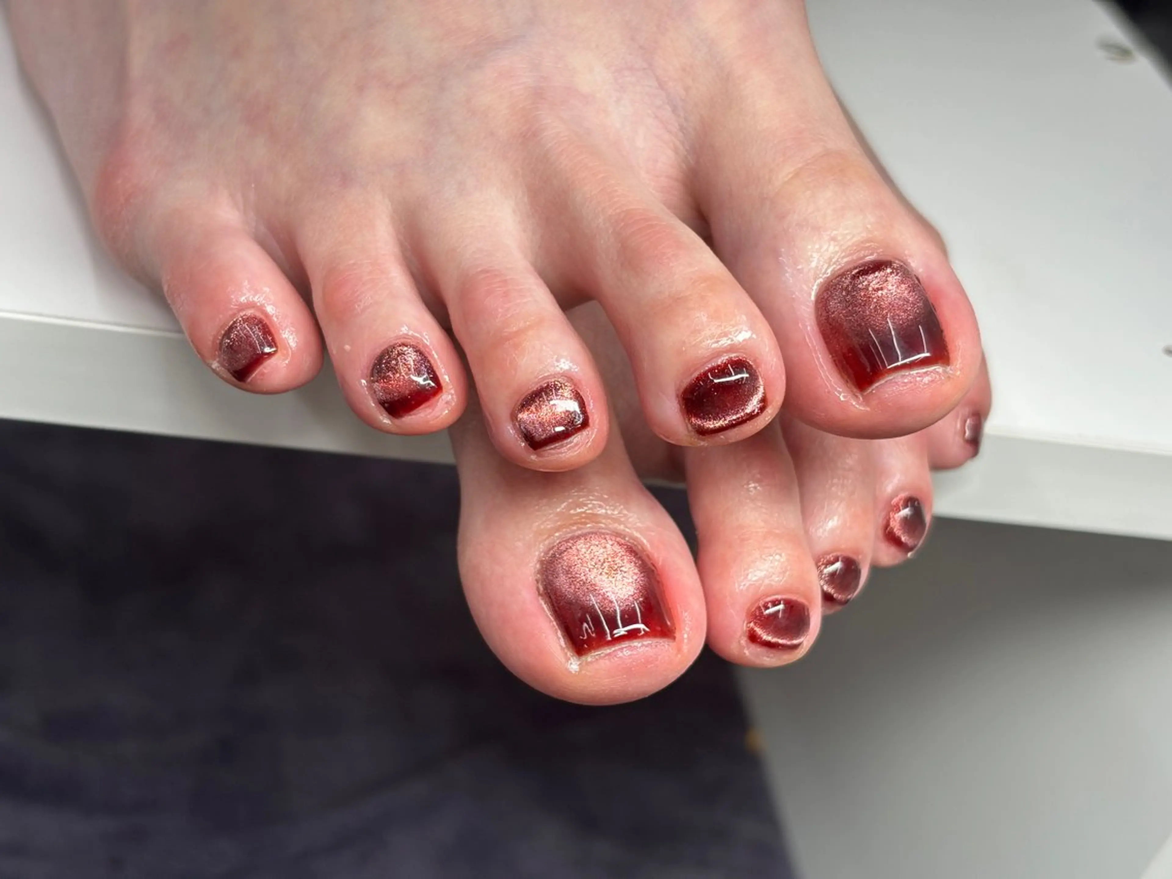 ショート 韓国風ヘア フットネイル トゥー フエンのネイルデザイン