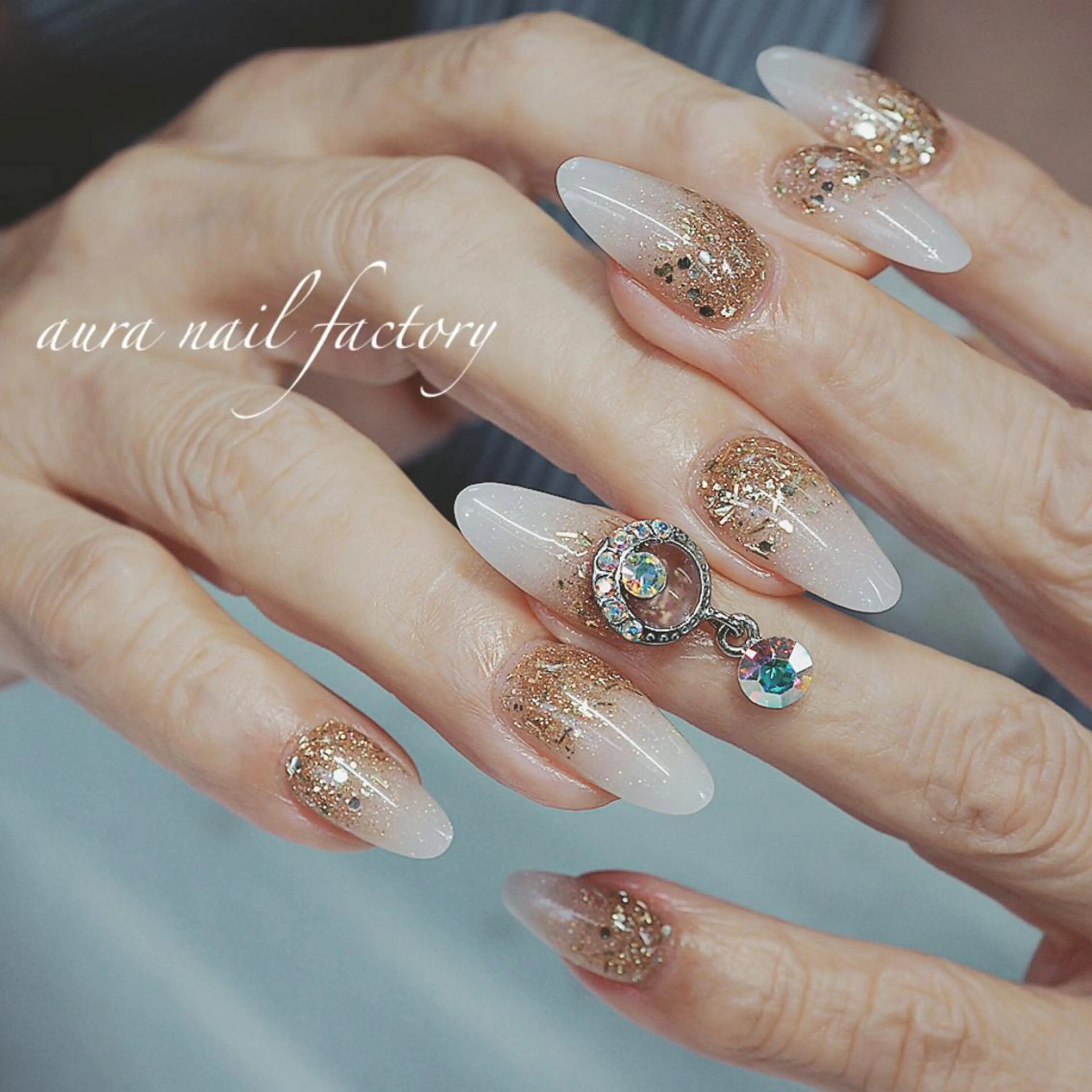 ミディアム カラー ネイル グラデーションカラー グラデーション 赤色 スカルプネイル ブライダルネイル 赤羽　アウラ ネイルファクトリーのネイルデザイン