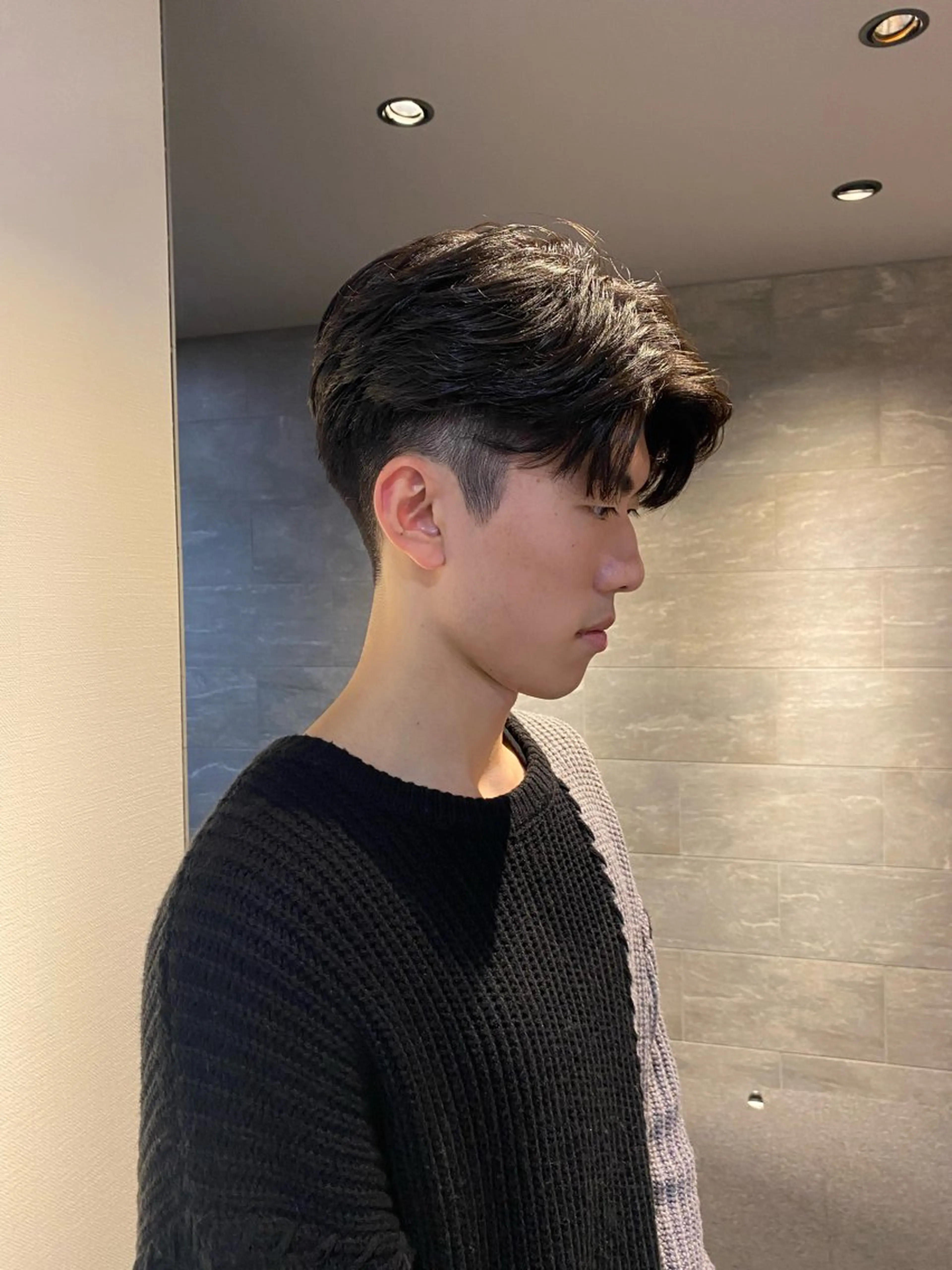 メンズ センターパート フェザーパーマ メンズパーマ 刈り上げ カット Yamada Ami🪐のヘアスタイル