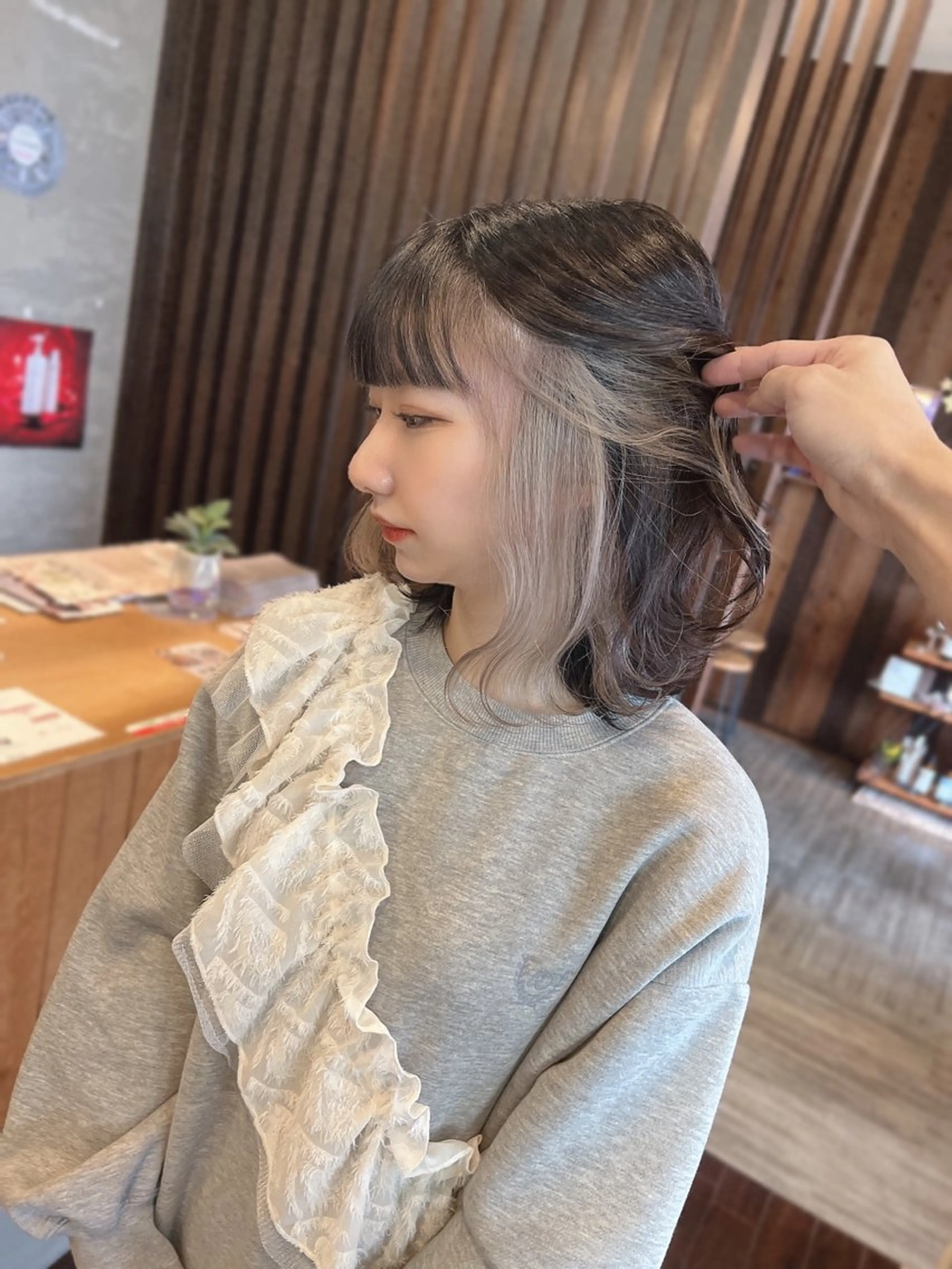 セミロング カラー ベージュカラー インナーカラー ホワイトベージュ 具志 正太のヘアスタイル