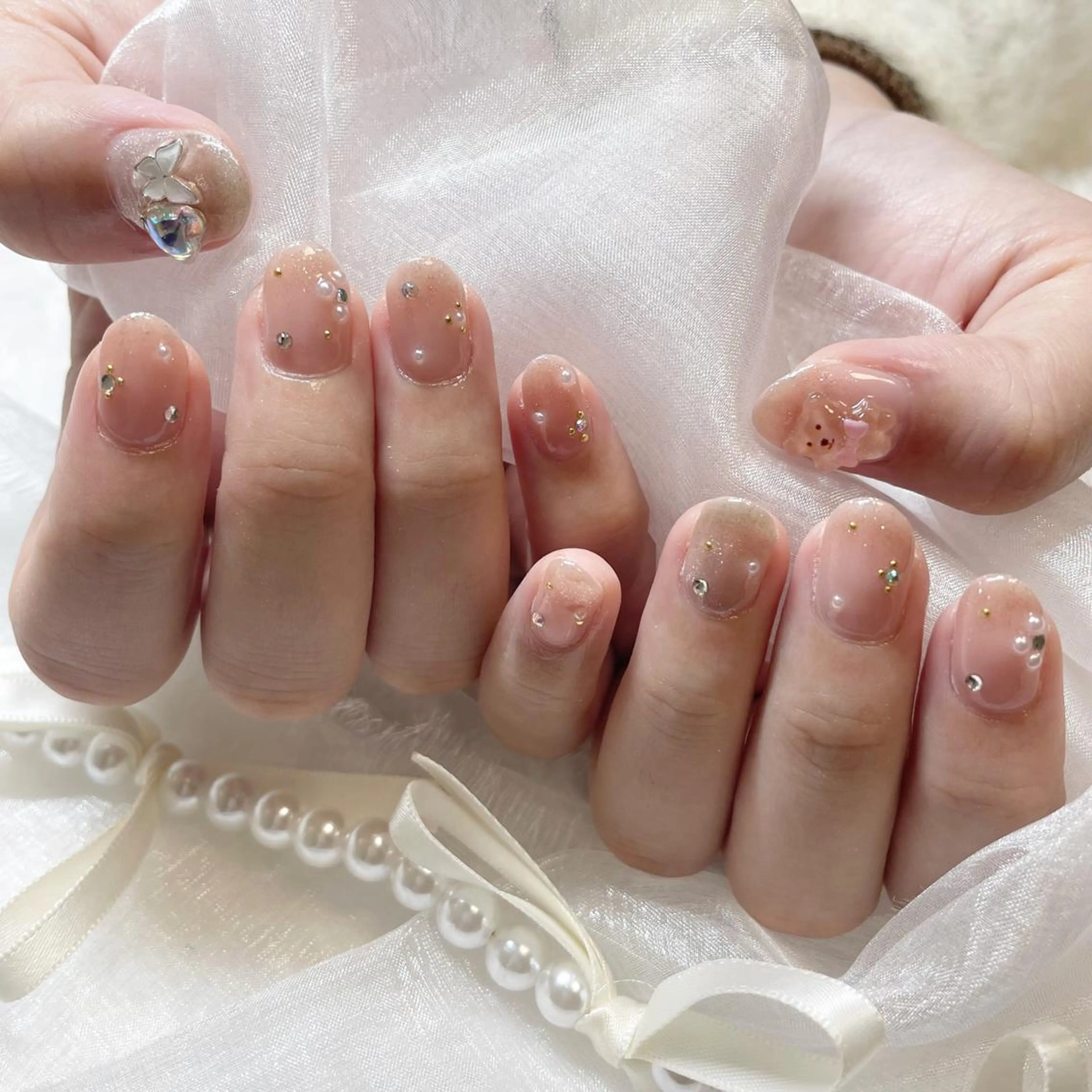 ネイル ジェルネイル キラキラネイル 韓国ネイル 持ち込み ワンカラーネイル ハンドネイル fiore nail 🦋のネイルデザイン