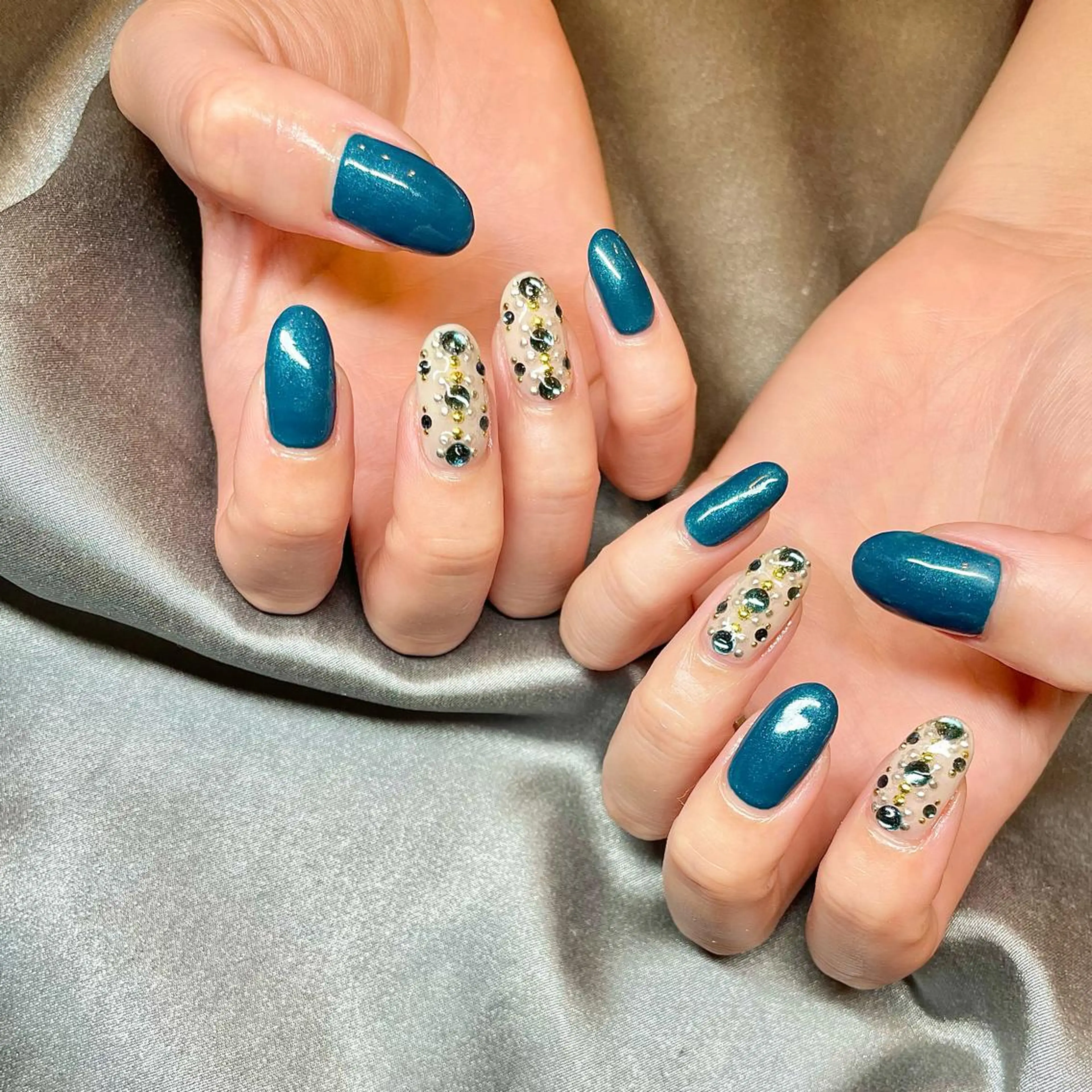 セミロング カラー パーマ ヘアアレンジ メンズ キッズ ネイル マツエク・マツパ ブルーカラー ブルー キラキラネイル ハンドネイル ハンドケア nail&eye Aoのマツエク・マツパデザイン