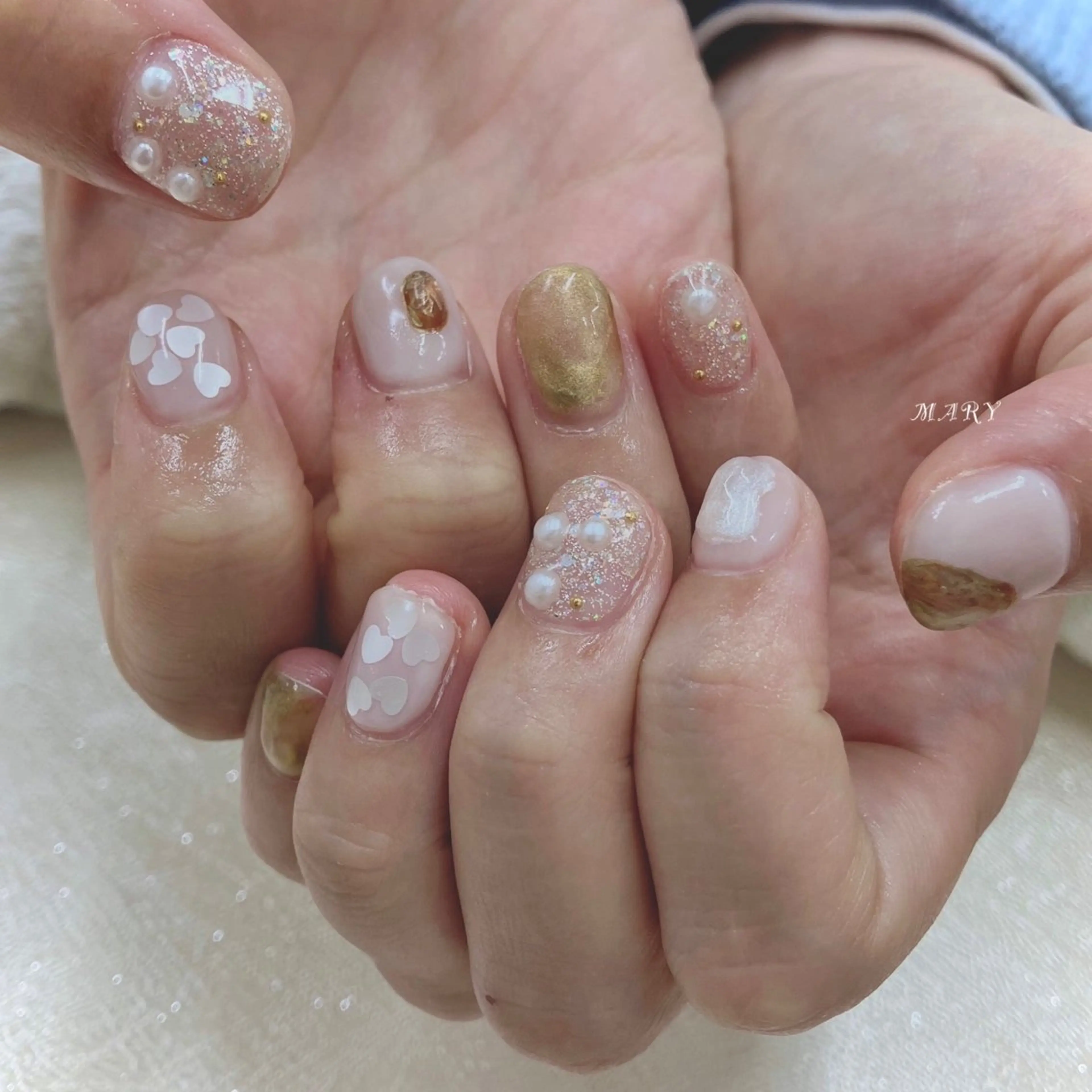 ネイル ハート キラキラネイル ニュアンスネイル ホワイト ハンドネイル Mary nail所属・Mary nail .narumiのネイルデザイン